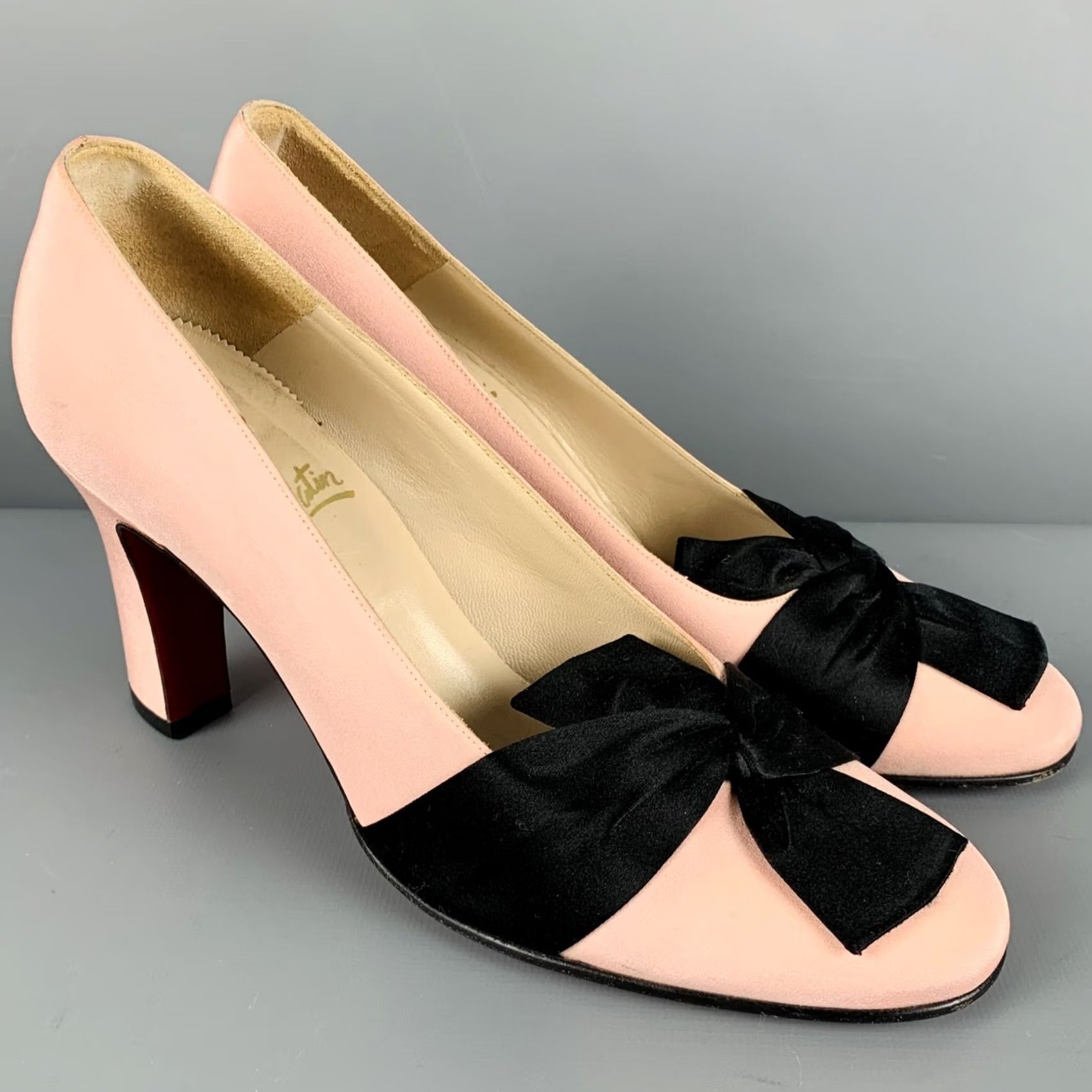 Christian Louboutin CHRISTIAN LOUBOUTIN Pumps Pink Fabric Bow 7.5 Women's Shoes Italy Leather? Satin Bow Pump Women 7.5 Pink Black Fabric Bow Pumps Size US 8 / IT 38 - 2 Thumbnail