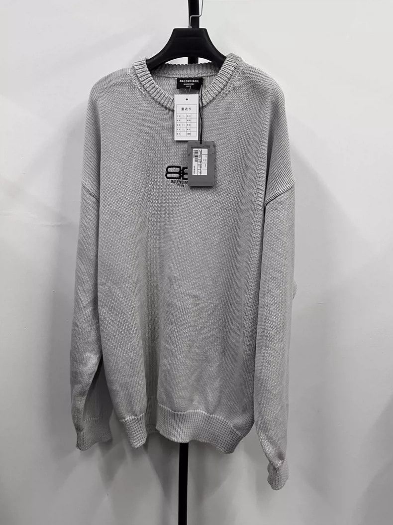 Balenciaga Balenciaga Solid crewneck long-sleeve pullover with embroi Size US S / EU 44-46 / 1 - 1 Thumbnail