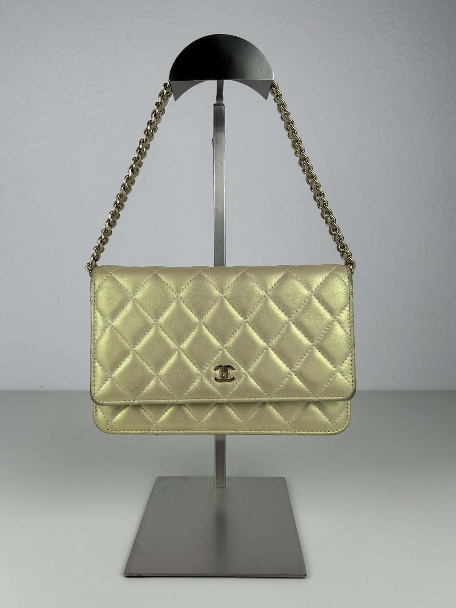 Chanel 2020 Chanel gold metallic matelasse wallet on chain Size ONE SIZE - 2 Thumbnail