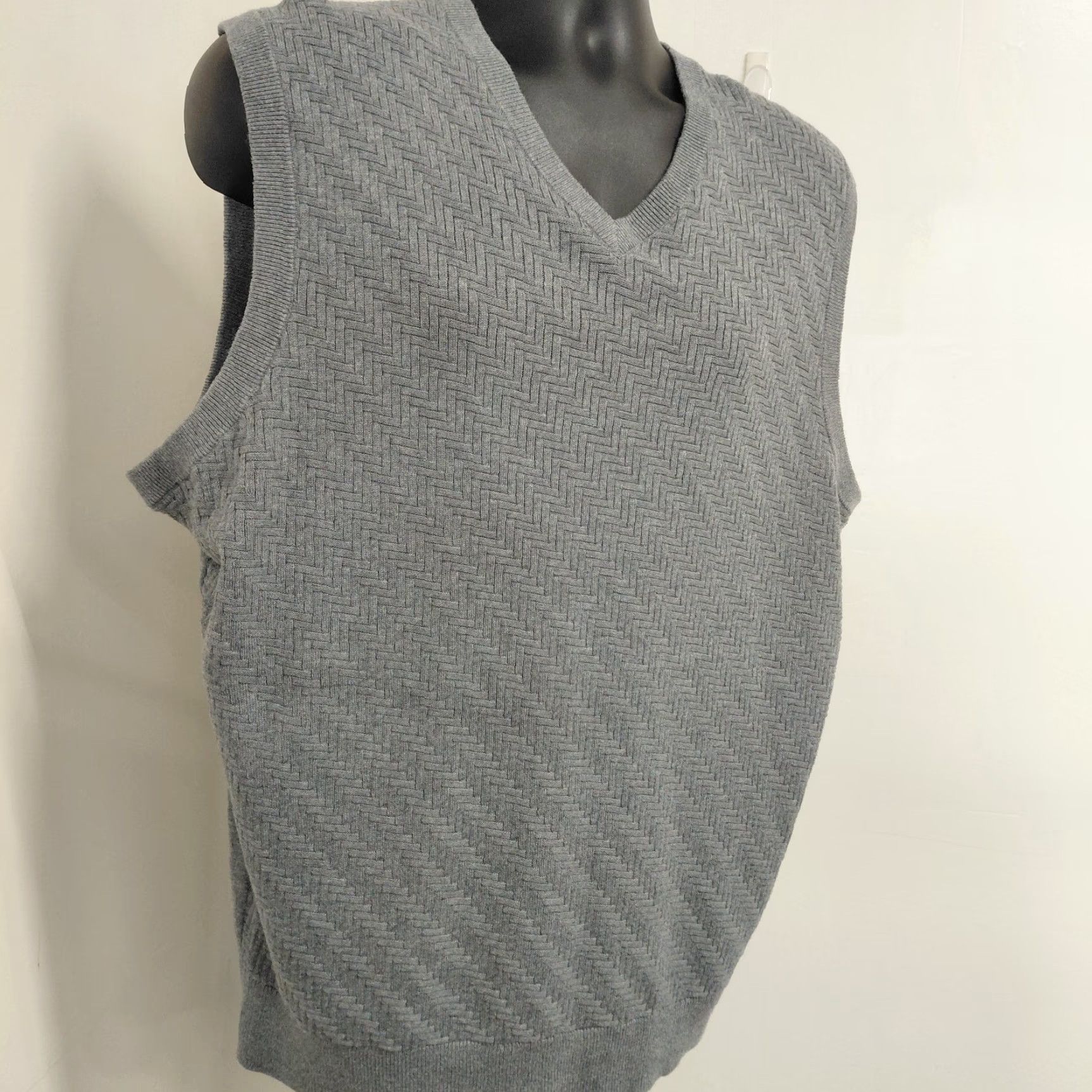 Roundtree & Yorke Rountree & Yorke Sweater Vest Mens Large Heather Grey 100% Cotton Classic Knit Vest, V-Neck, Sleeveless, Cable-Knit, Regular Fit, All Seasons, Gray Size US L / EU 52-54 / 3 - 3 Thumbnail
