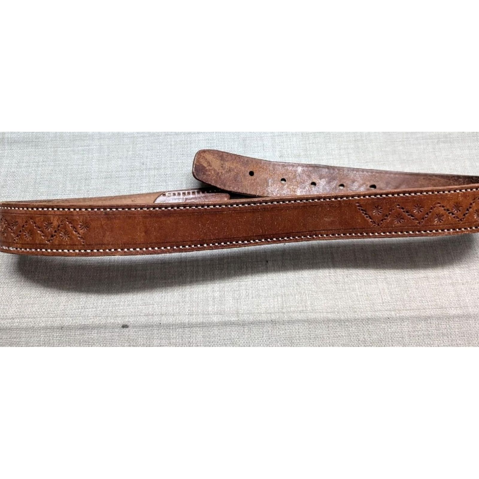 Vintage VINTAGE HANDCRAFTED buckle belt TOOLED cowhide 34 brown leather GEOMETRIC boho Mens Size 34 - 7 Thumbnail