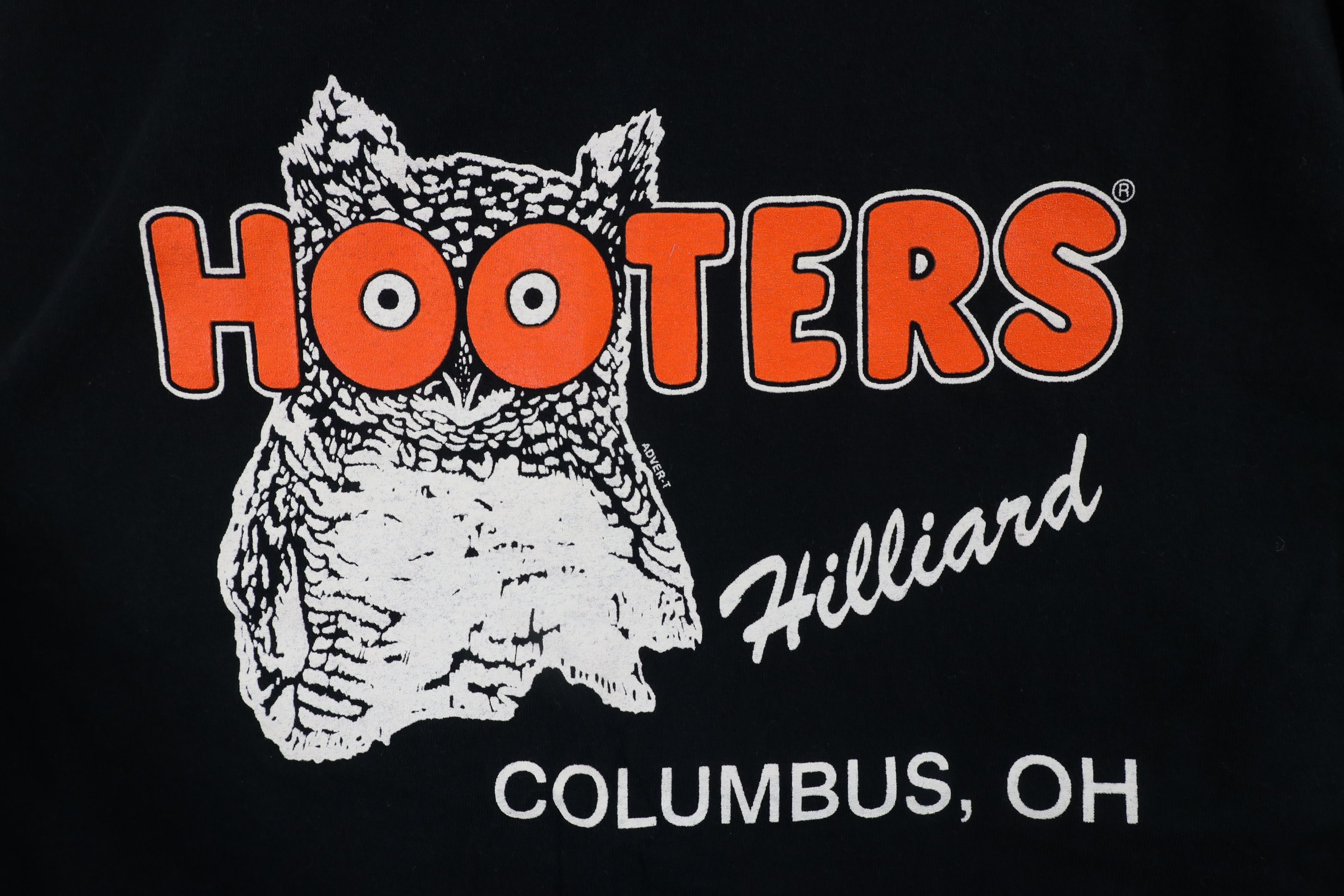 Vintage Vintage 90s Hooters Out Hilliard Columbus Ohio T-Shirt Size US L / EU 52-54 / 3 - 4 Thumbnail