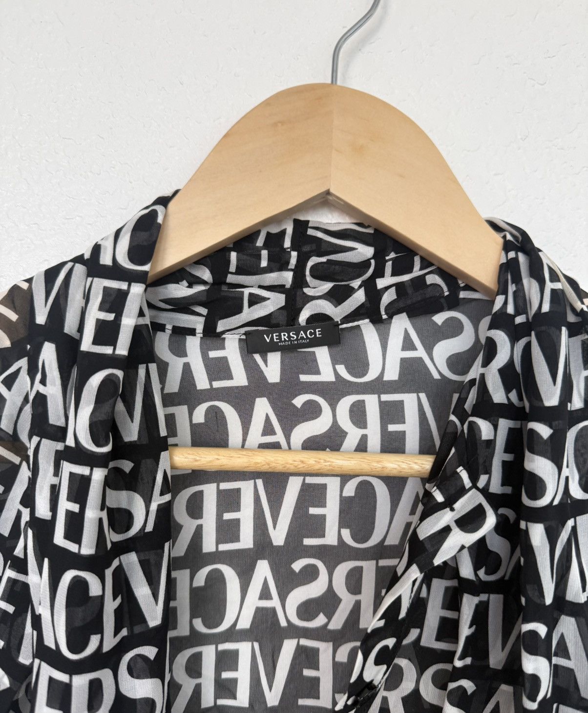 Versace Versace All Over Logo Printed Shirt Men's Size 42 Size US XS / EU 42 / 0 - 2 Thumbnail