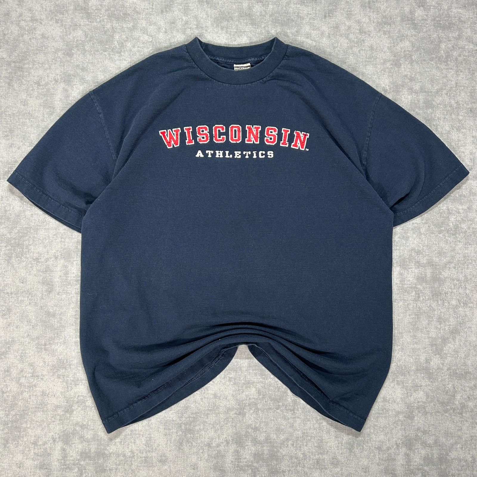 Steve And Barrys VTG Y2K Steve and Barrys Wisconsin Athletics tee mens XL Size US XL / EU 56 / 4 - 1 Thumbnail