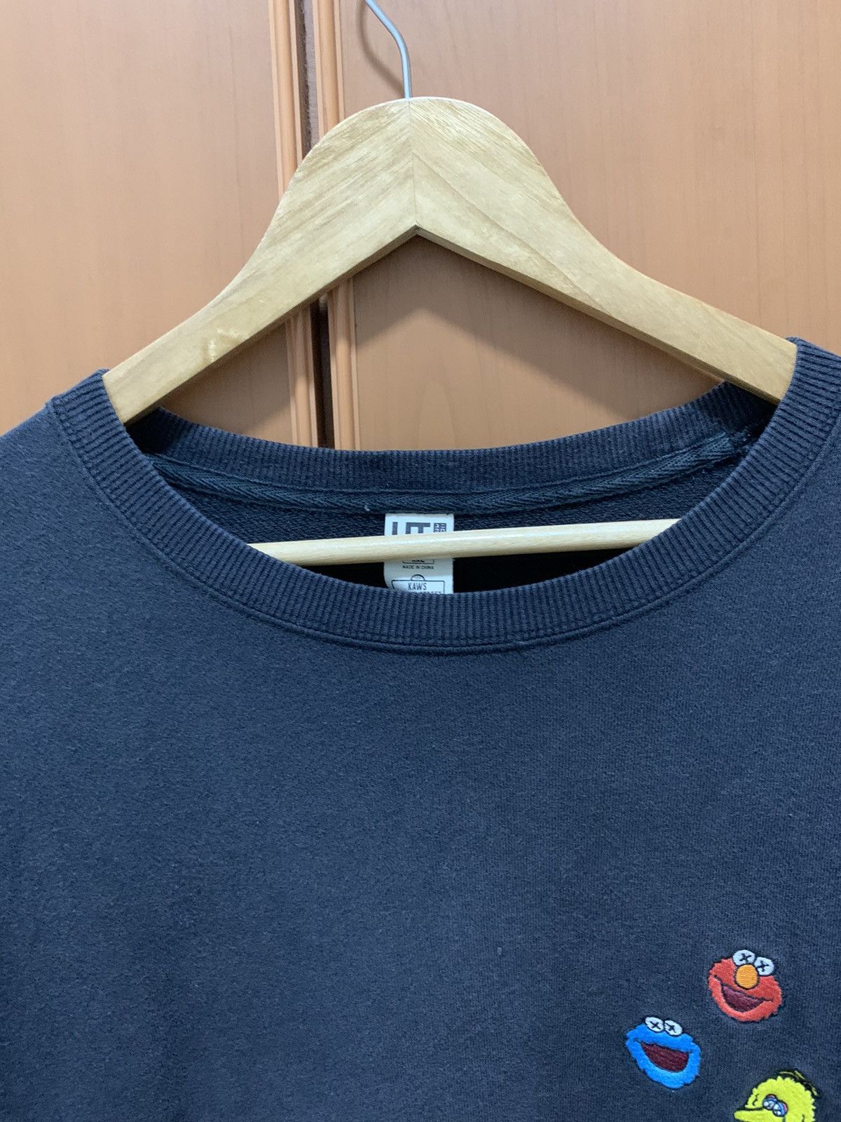 Kaws × Uniqlo Uniclo X Kaws X Sesame Street Sun Faded Sweatshirt Size US XXL / EU 58 / 5 - 4 Thumbnail