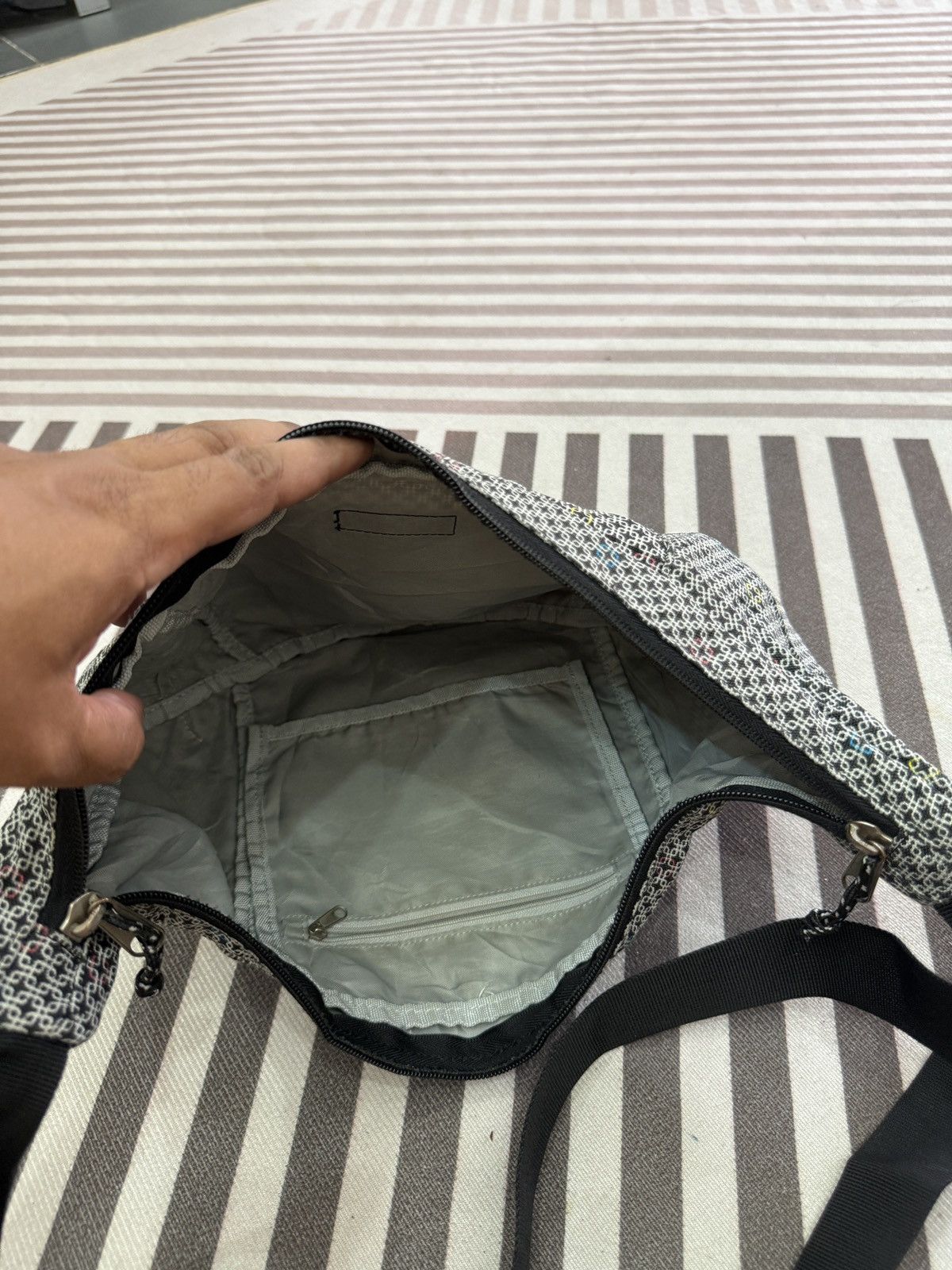 Columbia 🔥🔥🔥ARCHIVE COLUMBIA SLING BAG Size ONE SIZE - 8 Thumbnail