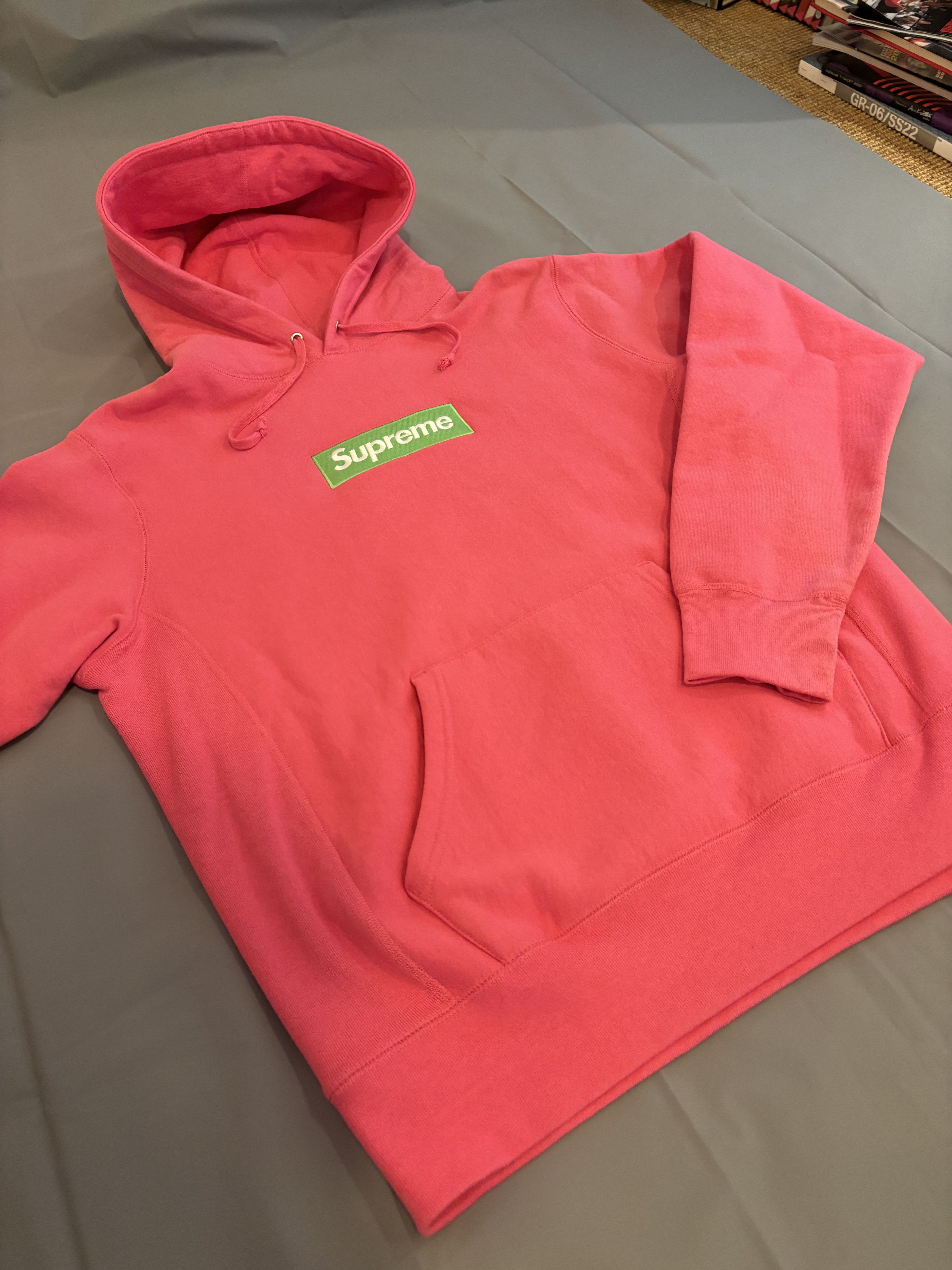 Supreme Sweat à capuche Supreme rose logo vert en tbe Size US M / EU 48-50 / 2 - 5 Thumbnail