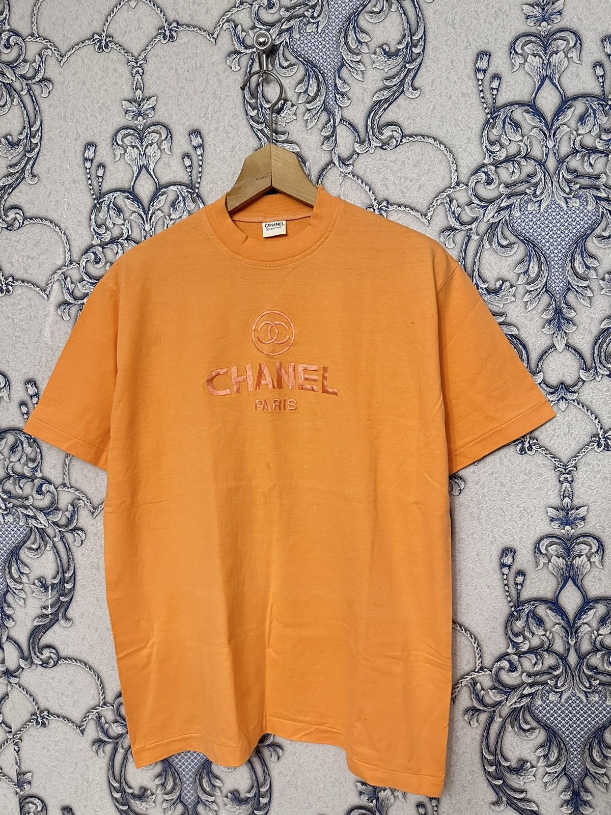 Styled CHANEL Boutique Paris Embroidery Big Logo T-Shirt🔥