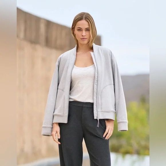Vuori NWT Vuori Halo Basin Bomber Jacket Women Small Pale Gray NEW Size S / US 4 / IT 40 - 7 Thumbnail