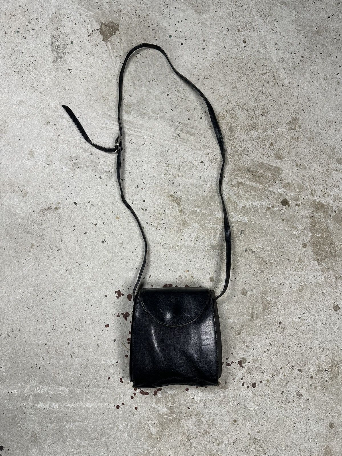 Japanese Brand Vintage Y2K Black Genuine Leather Messenger Crossbody Bag Size ONE SIZE - 1 Thumbnail