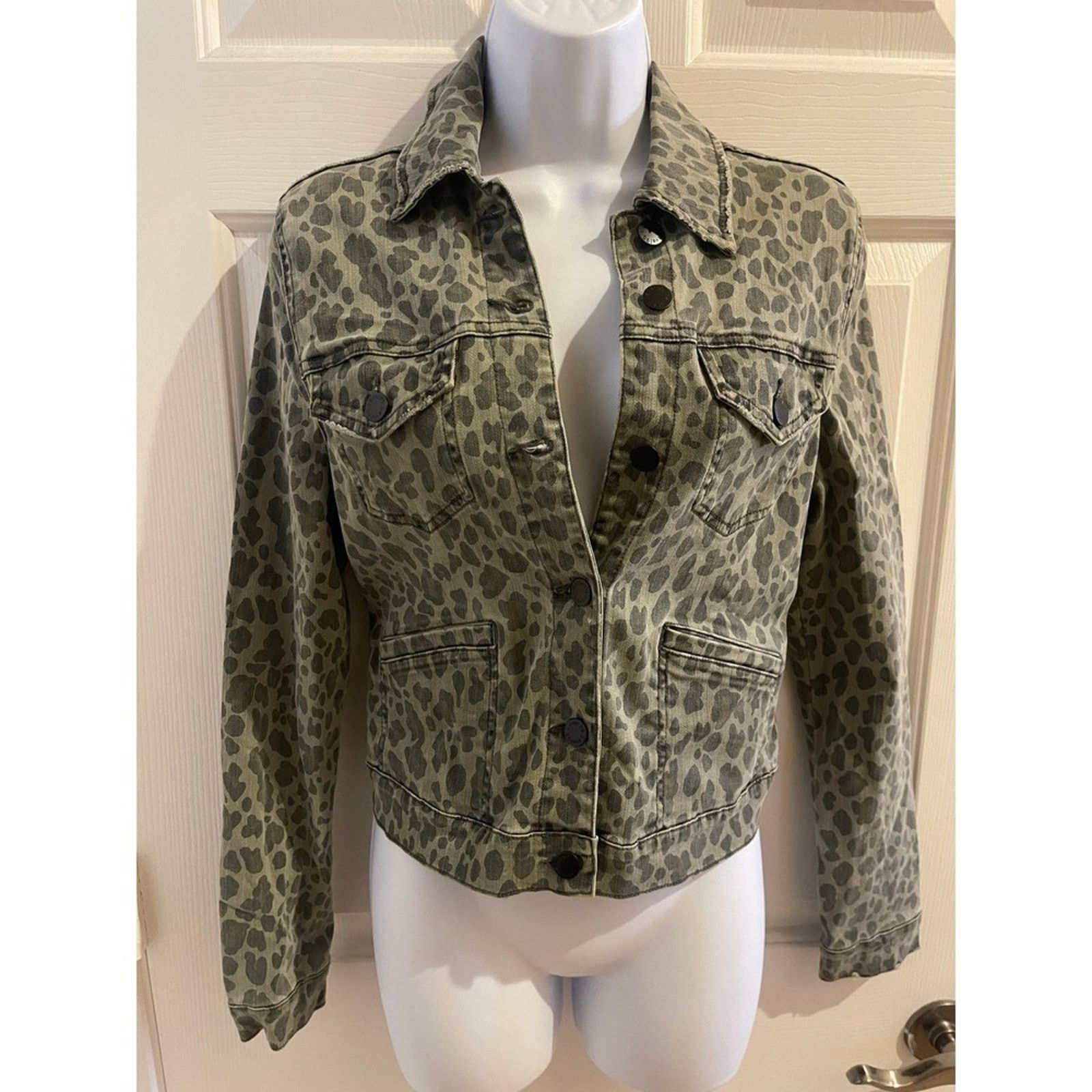 Lulus Lulus Olive Green Leopard Print Cropped Denim Jacket Trucker Size S / US 4 / IT 40 - 3 Thumbnail