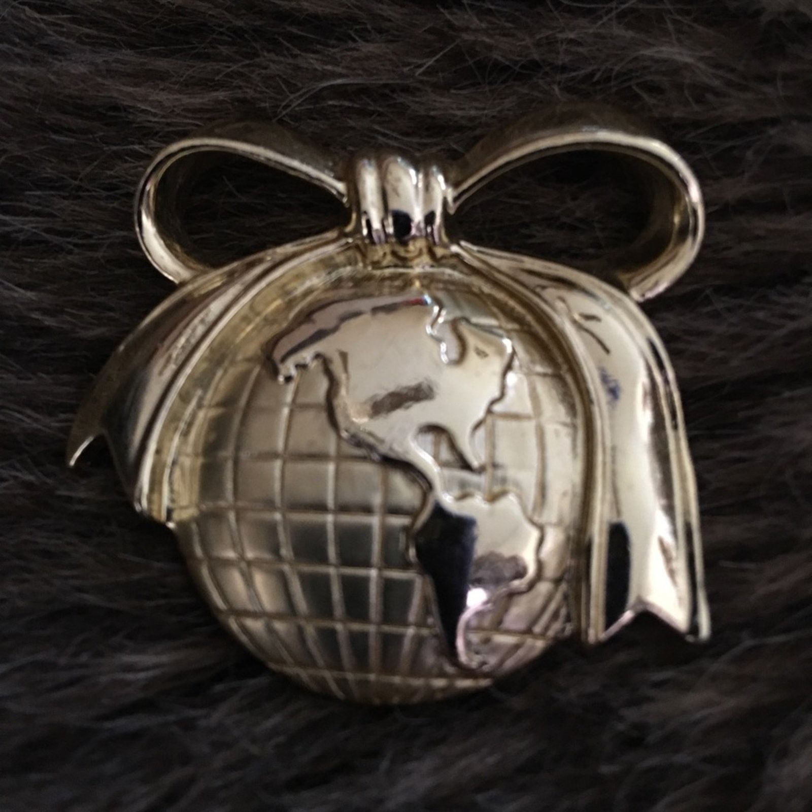 Vintage Vintage 80s globe with a bow brooch pin Size ONE SIZE - 1 Thumbnail