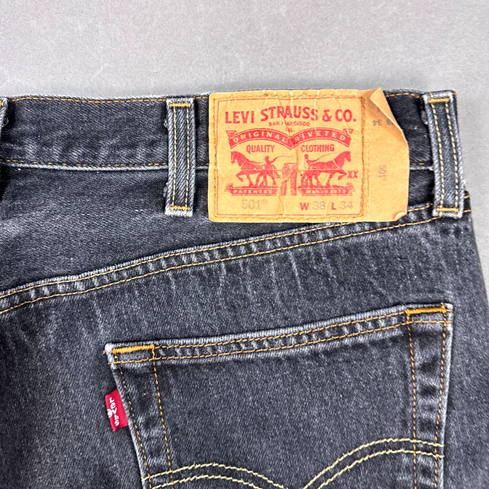 Levi's VINTAGE Levis 501 Jeans Mens 36x30 Black Denim Button Fly Dark Faded 90s Style Mens Boys Girls? Size US 38 / EU 54 - 6 Thumbnail