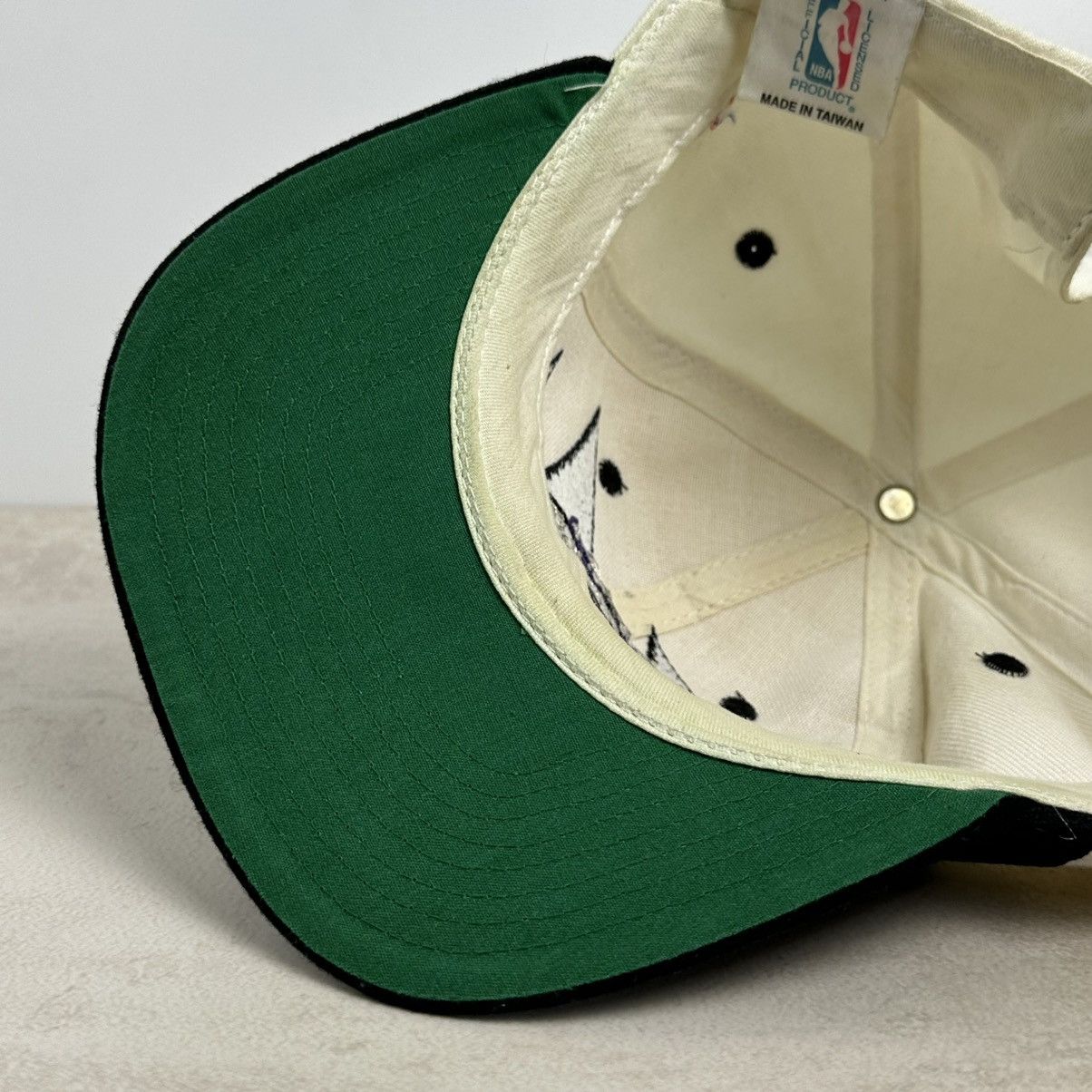 Logo Athletic × NBA × Vintage Vintage 90s Shark Tooth Toronto Raptors Gen 1 Hat Size ONE SIZE - 9 Thumbnail