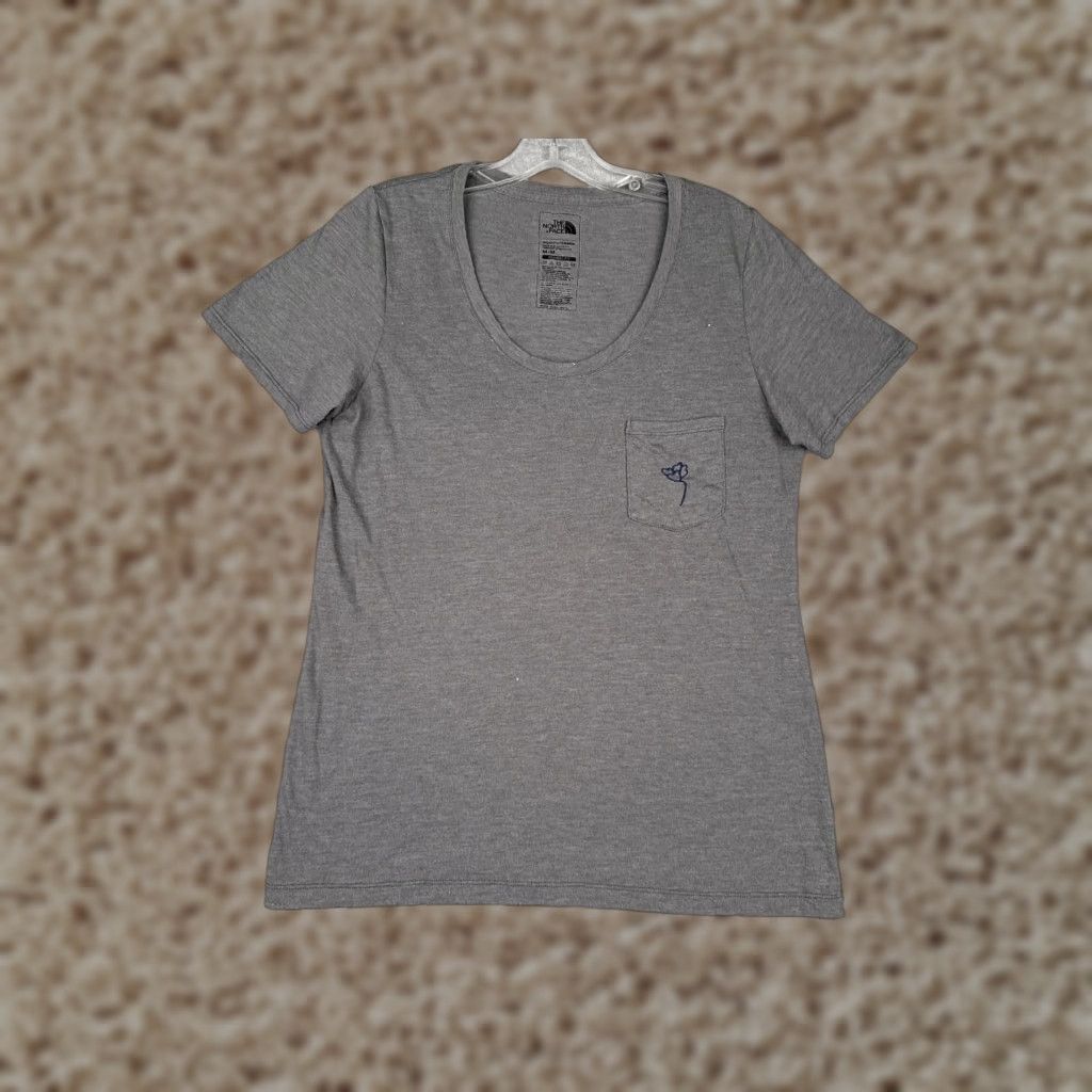 The North Face The North Face Shirt Women Medium Gray Pocket Scoop Neck Polyester Blend READ Size M / US 6-8 / IT 42-44 - 1 Thumbnail