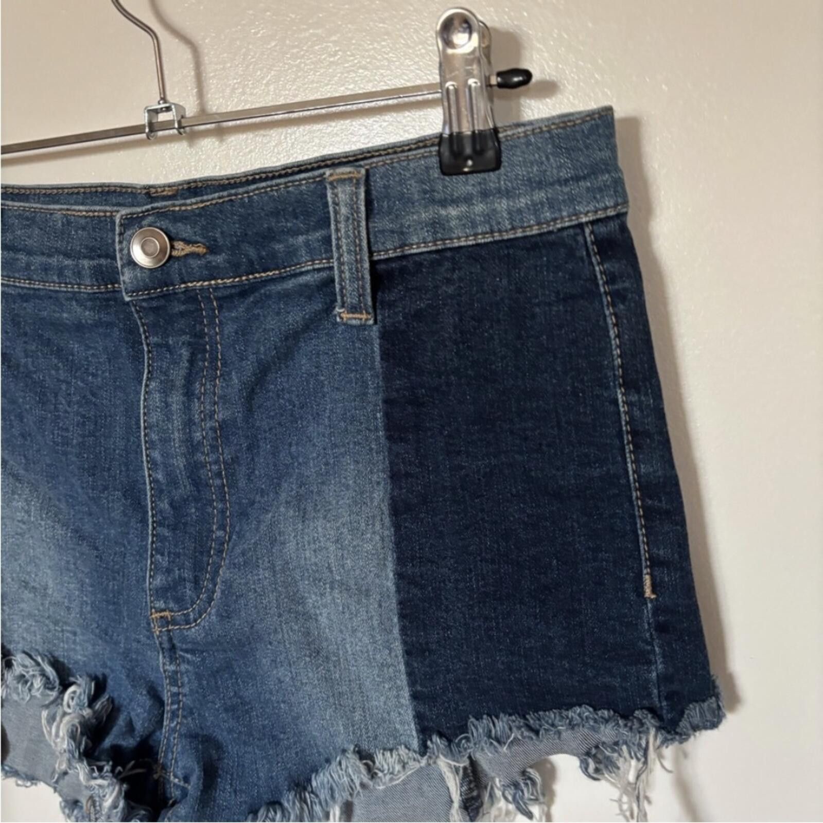 Forever 21 (Forever 21) Denim Frayed Hem Women's Shorts Size 32" / US 10 / IT 46 - 2 Thumbnail