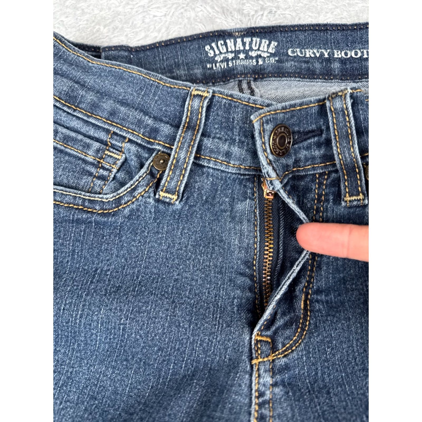 Levi's Levi's Women's Jeans Bootcut 24 Inseam Blue Denim Mid Rise Stretch Pockets 2010s Casual Fall Winter Womens Size 42" / US 20 - 5 Thumbnail
