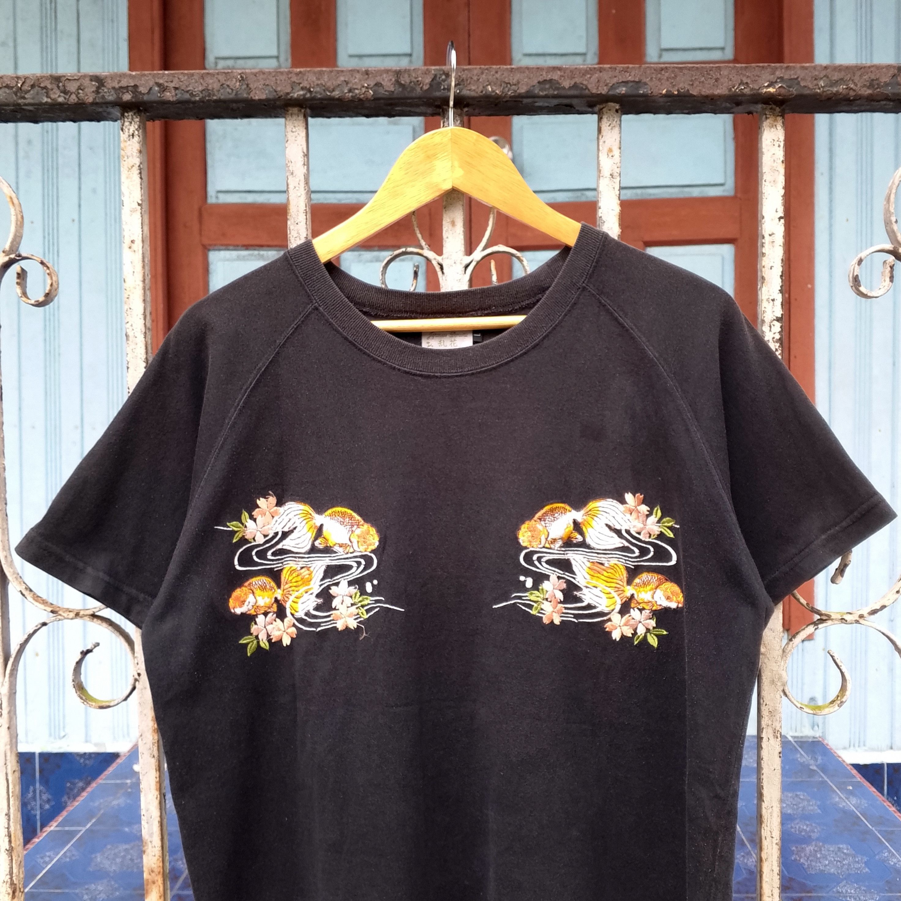 Japanese Brand Vintage Japanese Domestic Sukajan Koi Fish Embroidery Tee Size US L / EU 52-54 / 3 - 5 Thumbnail