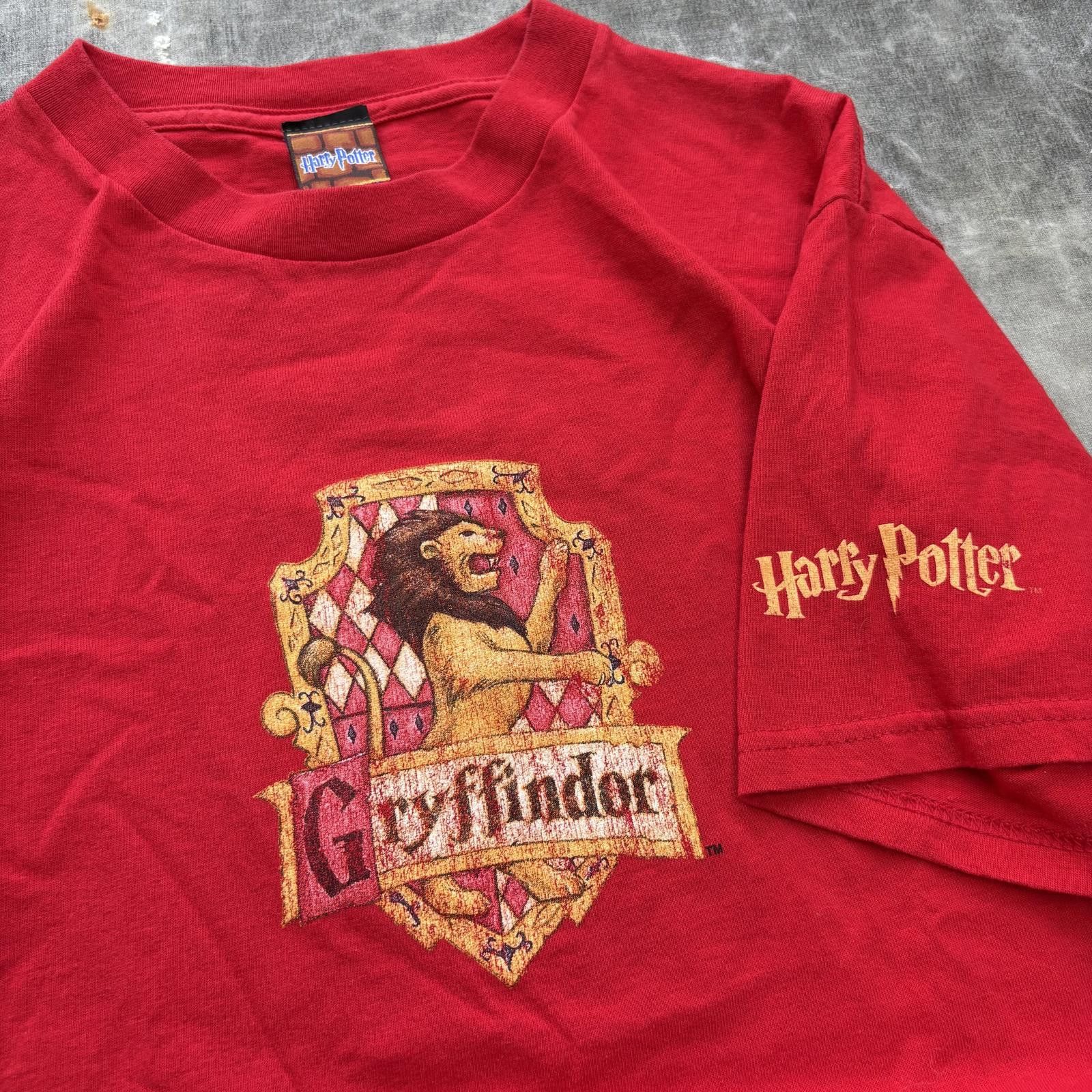 Vintage Vintage Y2K Red Harry Potter Gryffindor Crest Movie Shirt Size US M / EU 48-50 / 2 - 2 Thumbnail