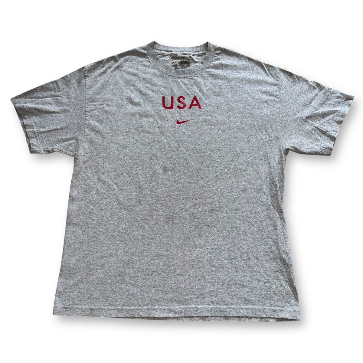 Nike VTG Nike Heather Grey Men T-Shirt USA Center Swoosh Red Logo Size US XL / EU 56 / 4 - 1 Thumbnail