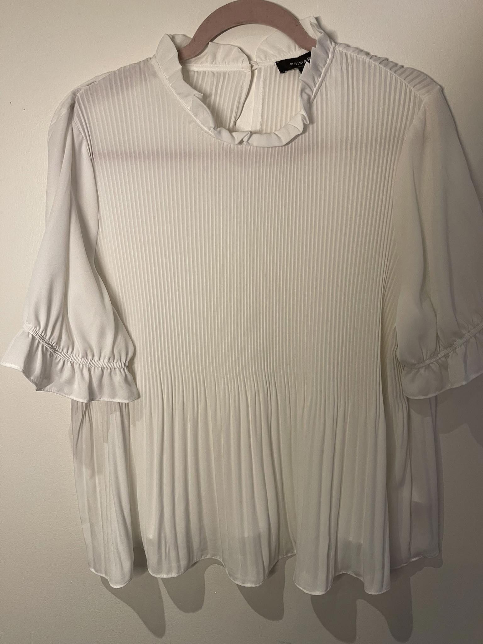 Designer Primark White Pleated Blouse, with short sleeves Size XL / US 12-14 / IT 48-50 - 1 Thumbnail