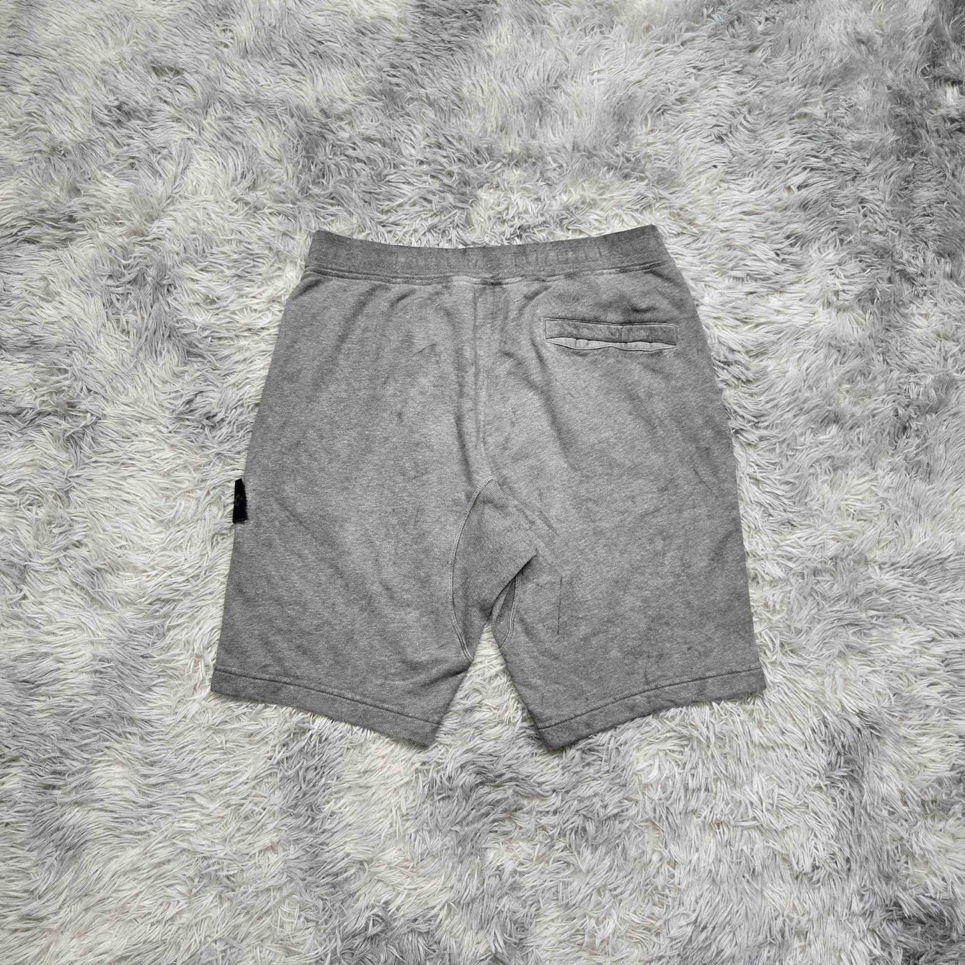 Stone Island stone island gradient wash shorts size large Size US 34 / EU 50 - 2 Thumbnail