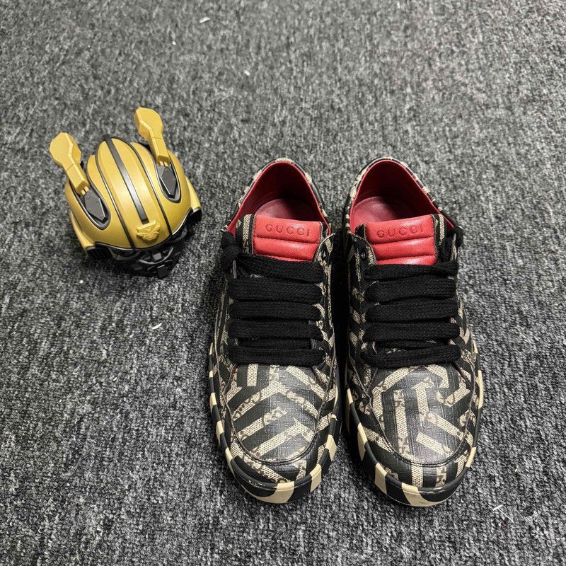 Gucci Gucci GG Supreme Low Fashion Sneakers for Men - Size US 8 / EU 41 - 2 Thumbnail