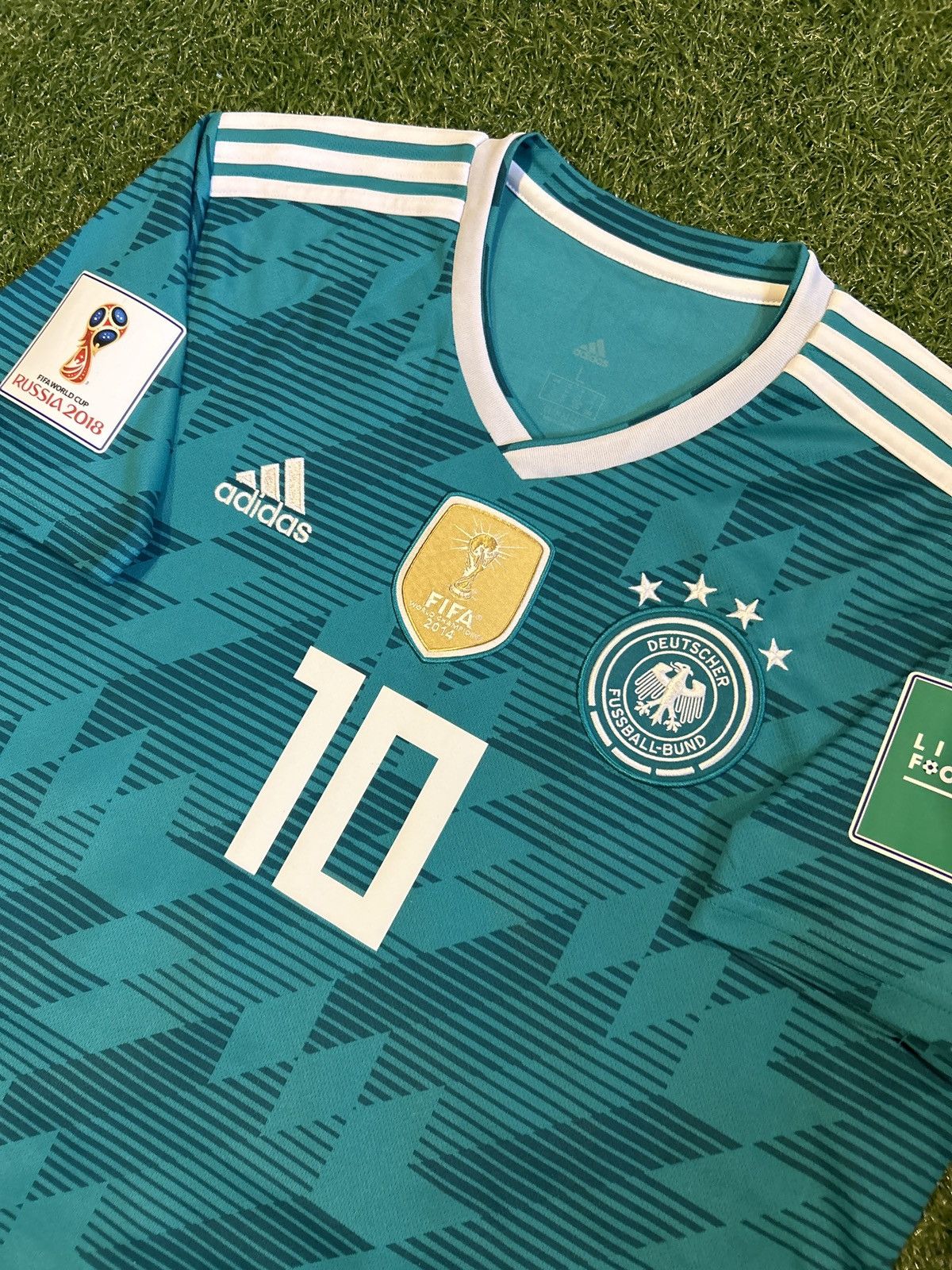 Adidas × Vintage 18/19 Germany Özil Away Shirt Size US L / EU 52-54 / 3 - 5 Thumbnail