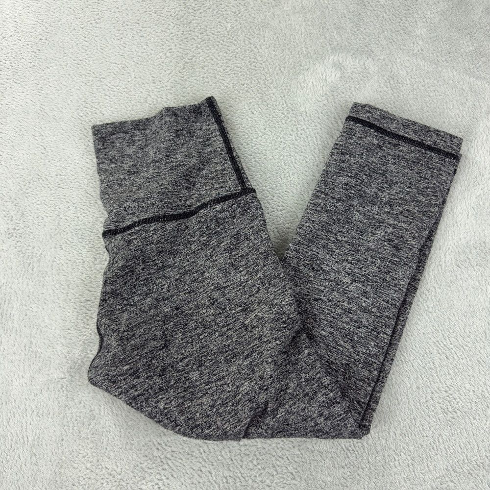 Lululemon Lululemon cropped Grey / Black Activewear Leggings Women’s Size 28" / US 6 / IT 42 - 6 Thumbnail