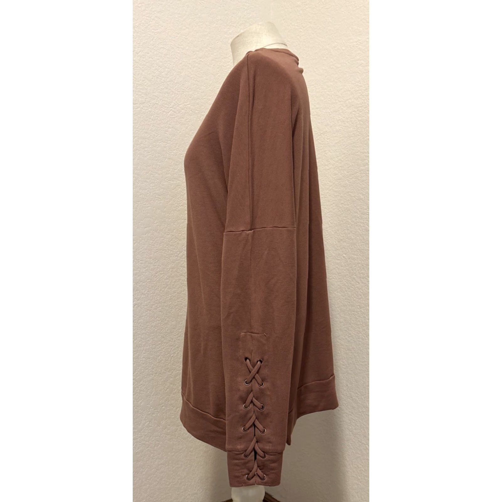 Vintage Wishlist Shirt Womens Small Light Brown Crew Neck Knit Top Long Sleeve Pullover 21-21.5" pit 27" length Casual 2012 Size S / US 4 / IT 40 - 2 Thumbnail