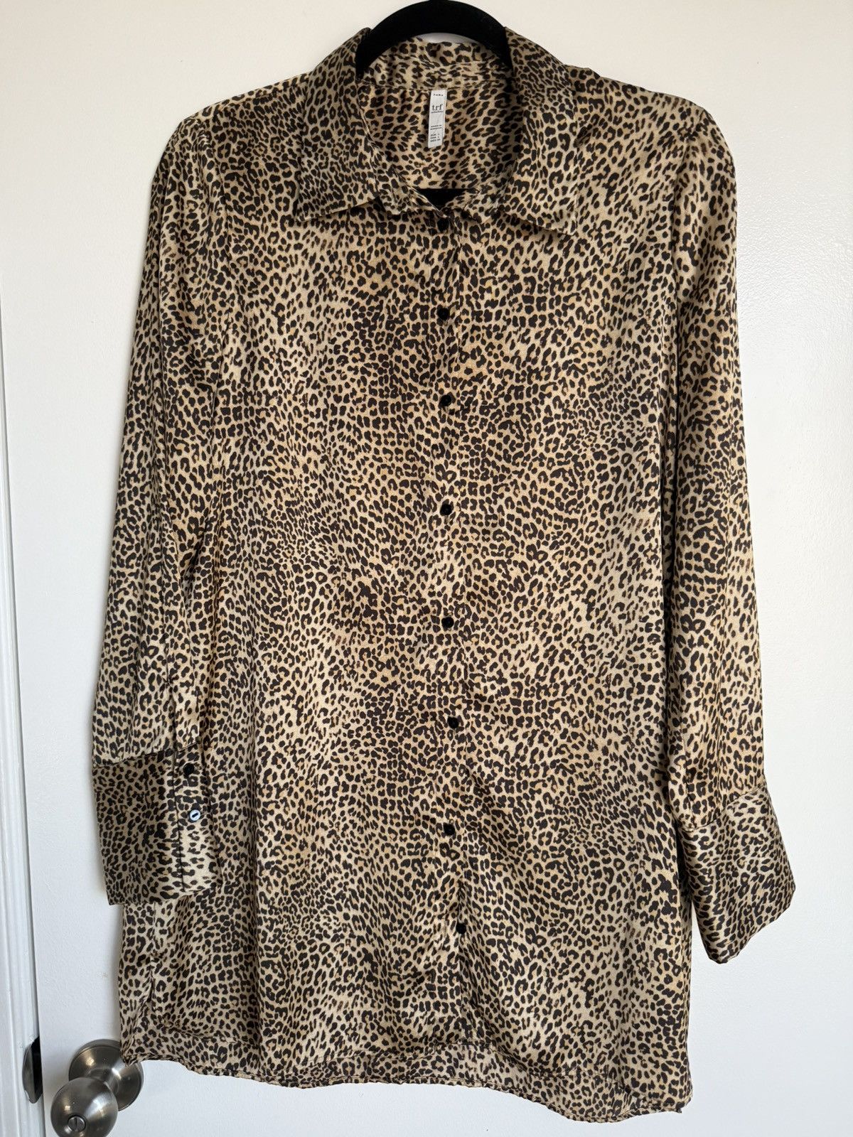 Zara Zara leopard print satin button down shirt / blouse / tunic Size L / US 10 / IT 46 - 1 Thumbnail