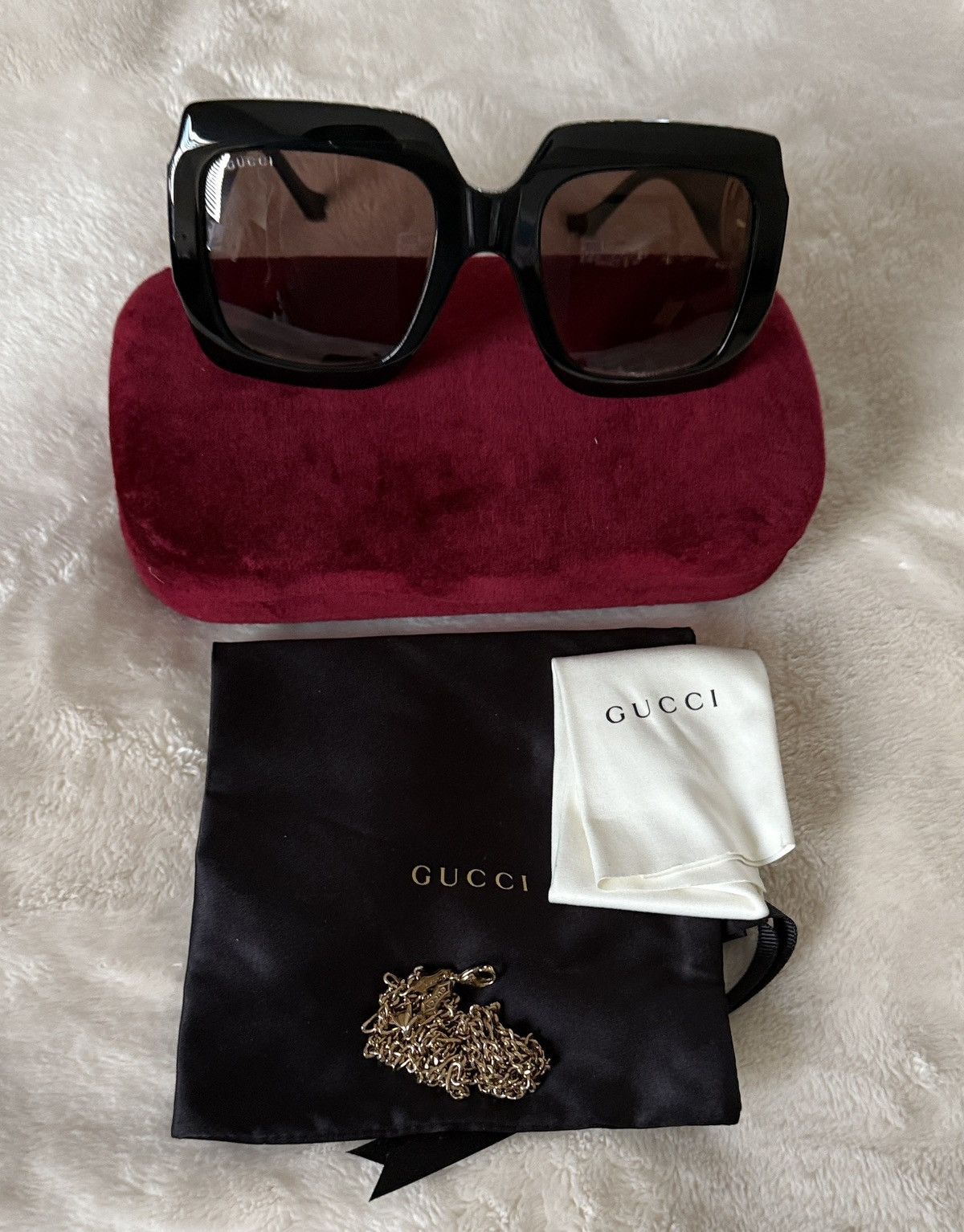 Gucci Gucci Black Sunglasses with Gold Chain Accent Size ONE SIZE - 7 Thumbnail