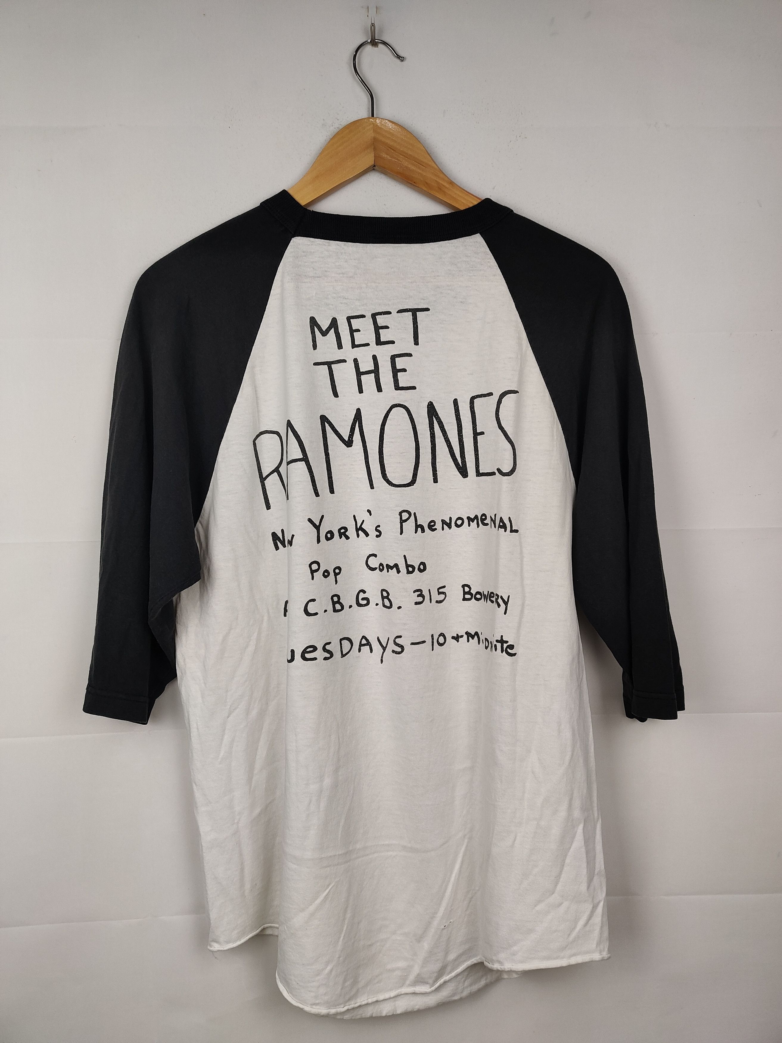 Band Tees vintage Ramones "Meet the Ramones" CBGB raglan T-shirt Size US L / EU 52-54 / 3 - 5 Thumbnail