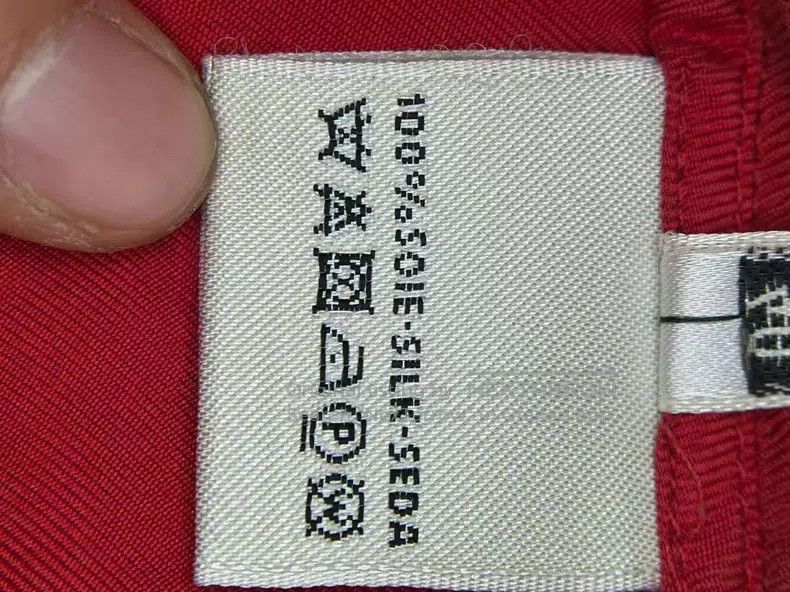 Hermes Hermes Red half-skirt, 100% mulberry silk, classic and ver Size 26" / US 2 / IT 38 - 4 Thumbnail