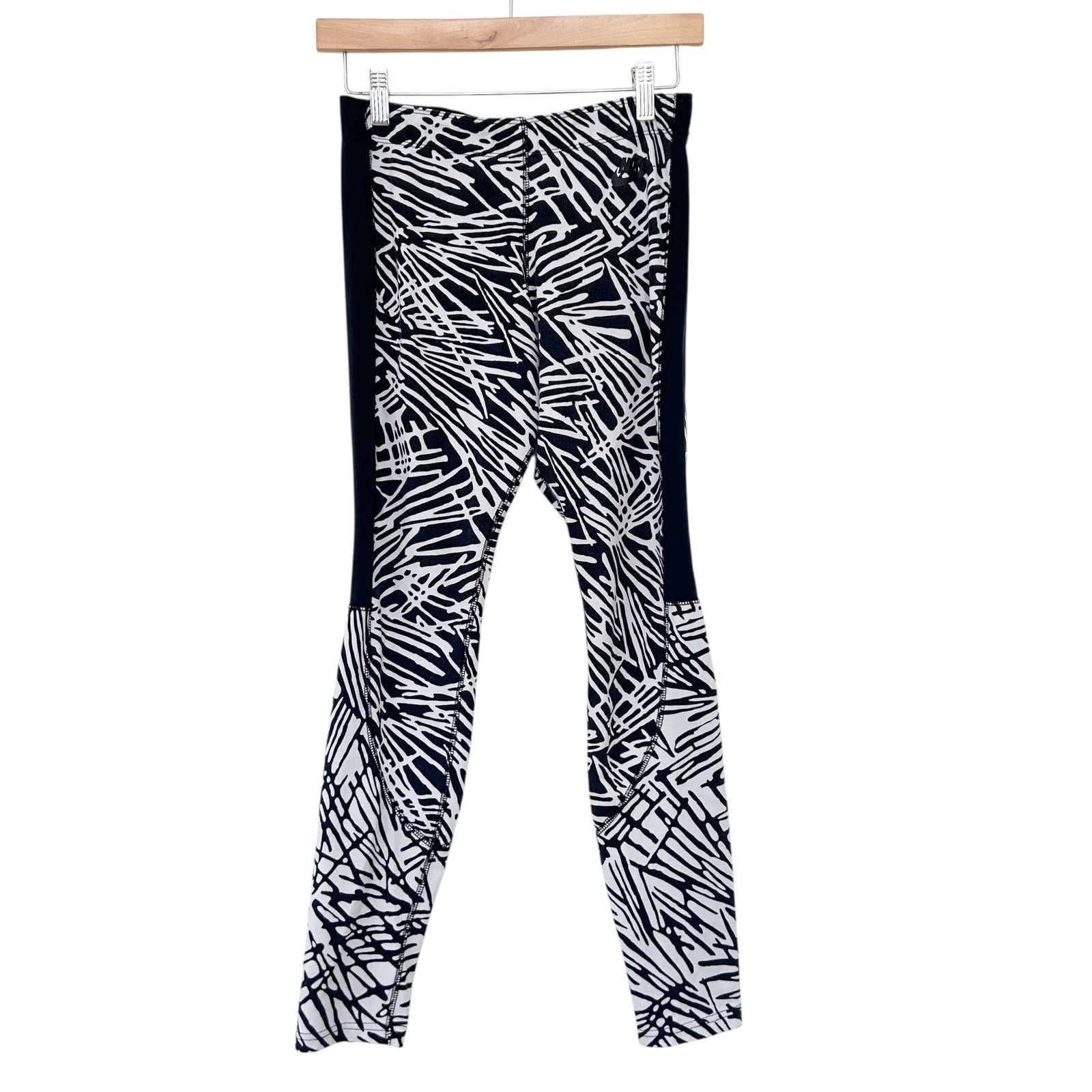 Nike Nike Black White Printed Just Do it Leggings Sz M Size 30" / US 8 / IT 44 - 1 Thumbnail