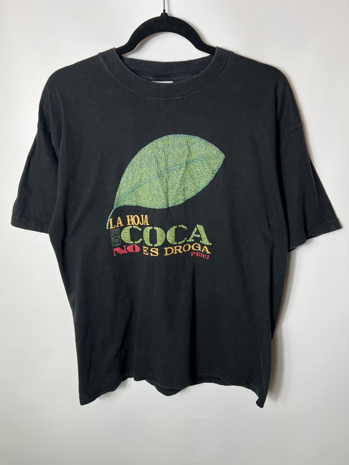 Vintage Vintage La Hoja Coca No Es Droga Weed Drugs Funny T-shirt Size US M / EU 48-50 / 2 - 1 Thumbnail