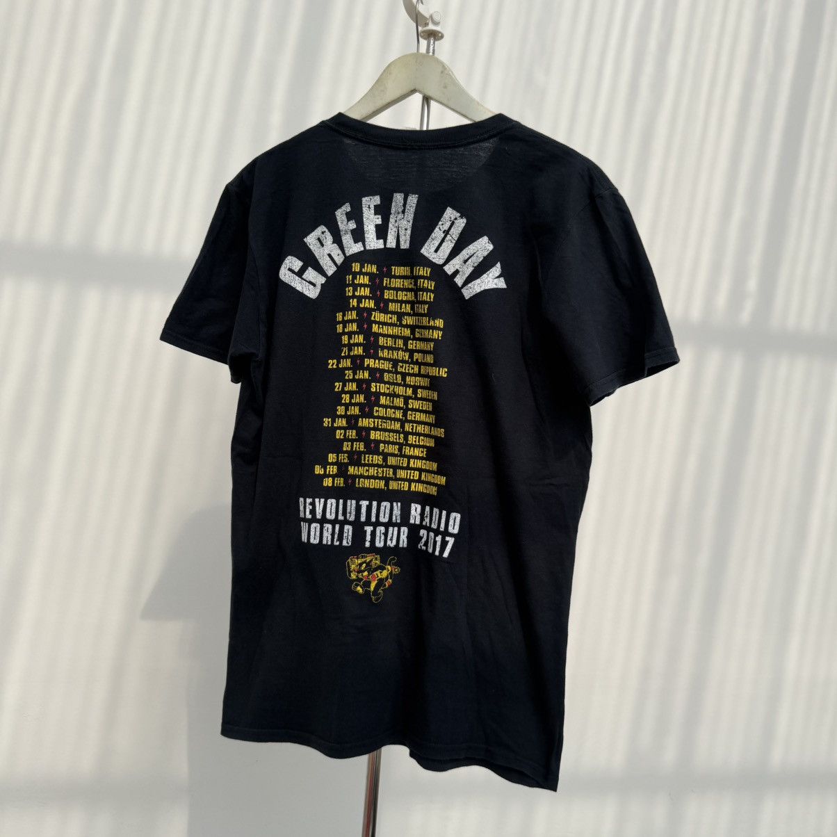 Band Tees Green Day Revolution Radio World Tour 2017 T-Shirt Size US M / EU 48-50 / 2 - 2 Thumbnail