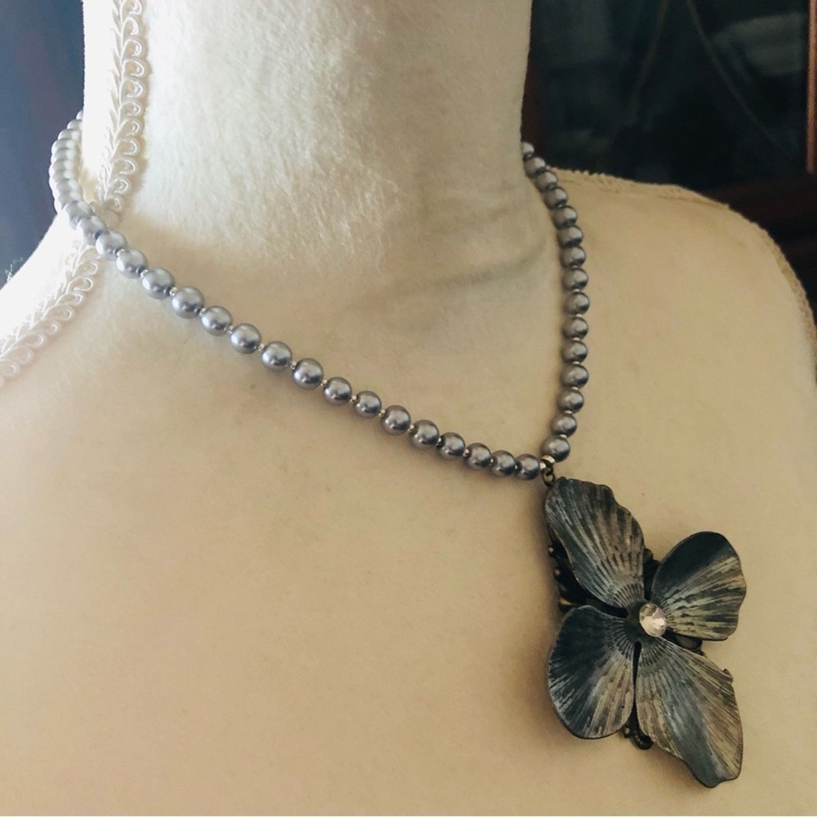 Handmade Handcrafted repurpose large silver floral Pearl necklace Size ONE SIZE - 3 Thumbnail