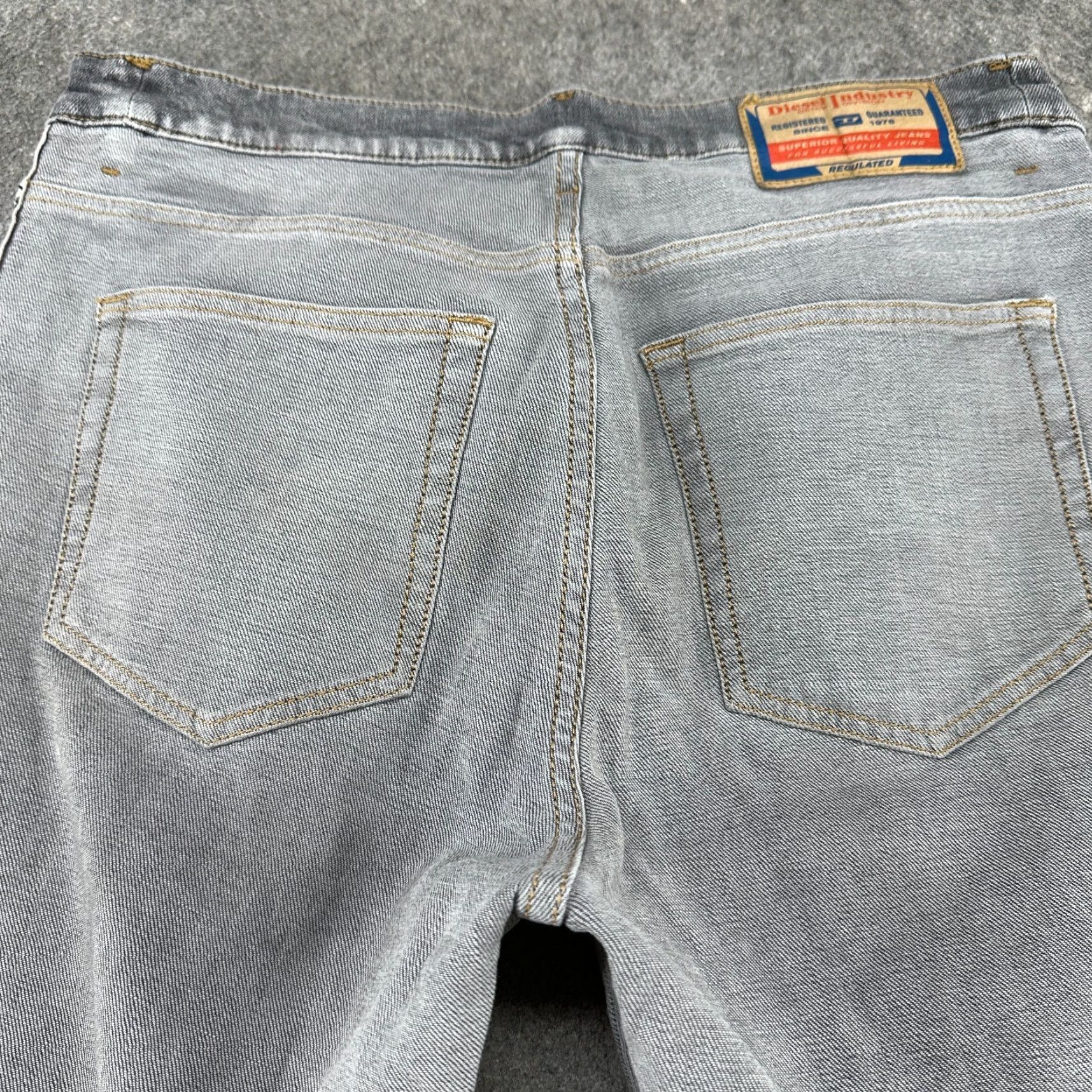 Diesel Diesel Jeans Mens 31x28 Grey Relaxed Straight Medium Wash Reversible? Light Wash Denim 5-Pocket City Logo USA Mens Hard to say Size US 31 - 7 Thumbnail