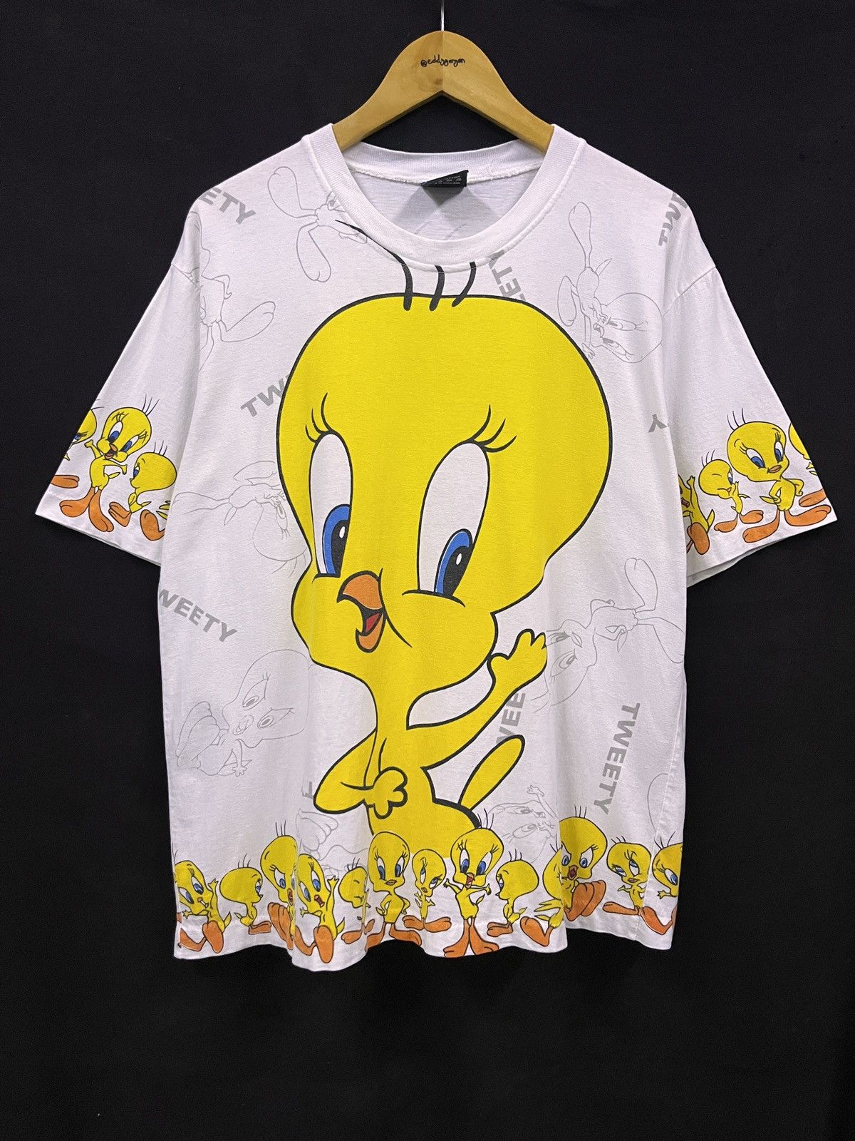Vintage VINTAGE 90s AOP TWETTY TSHIRT Size US L / EU 52-54 / 3 - 1 Thumbnail