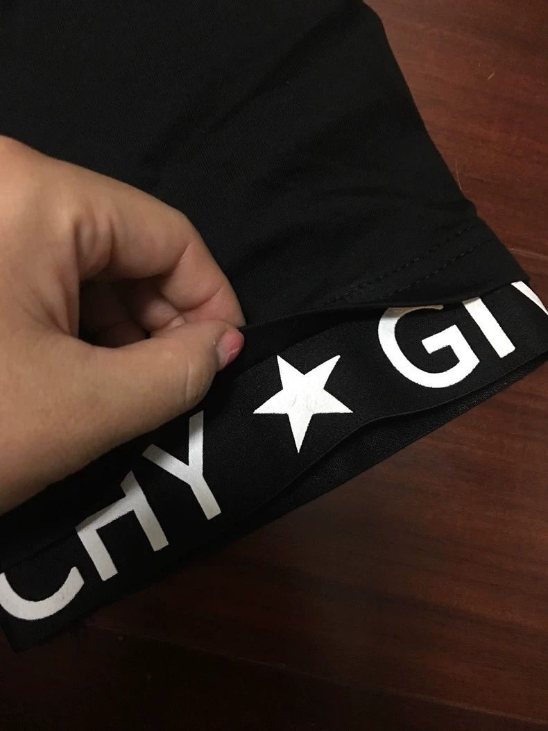 Givenchy Givenchy Black round neck letter T-shirt Size US S / EU 44-46 / 1 - 4 Thumbnail
