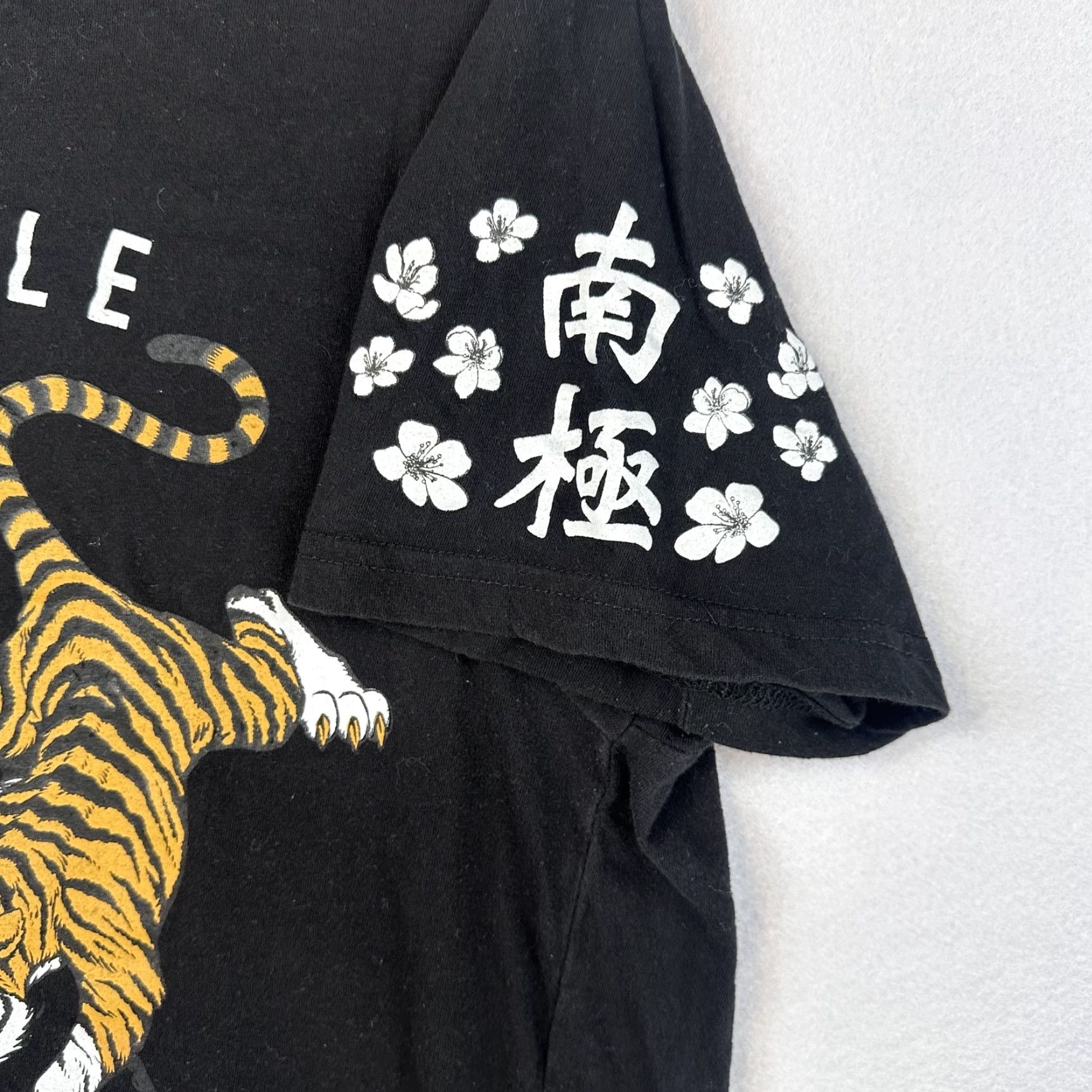 Southpole Southpole Shirt Mens Large Black Tiger Graphic Tee Asian Floral Print Graphic Tee Size US L / EU 52-54 / 3 - 6 Thumbnail