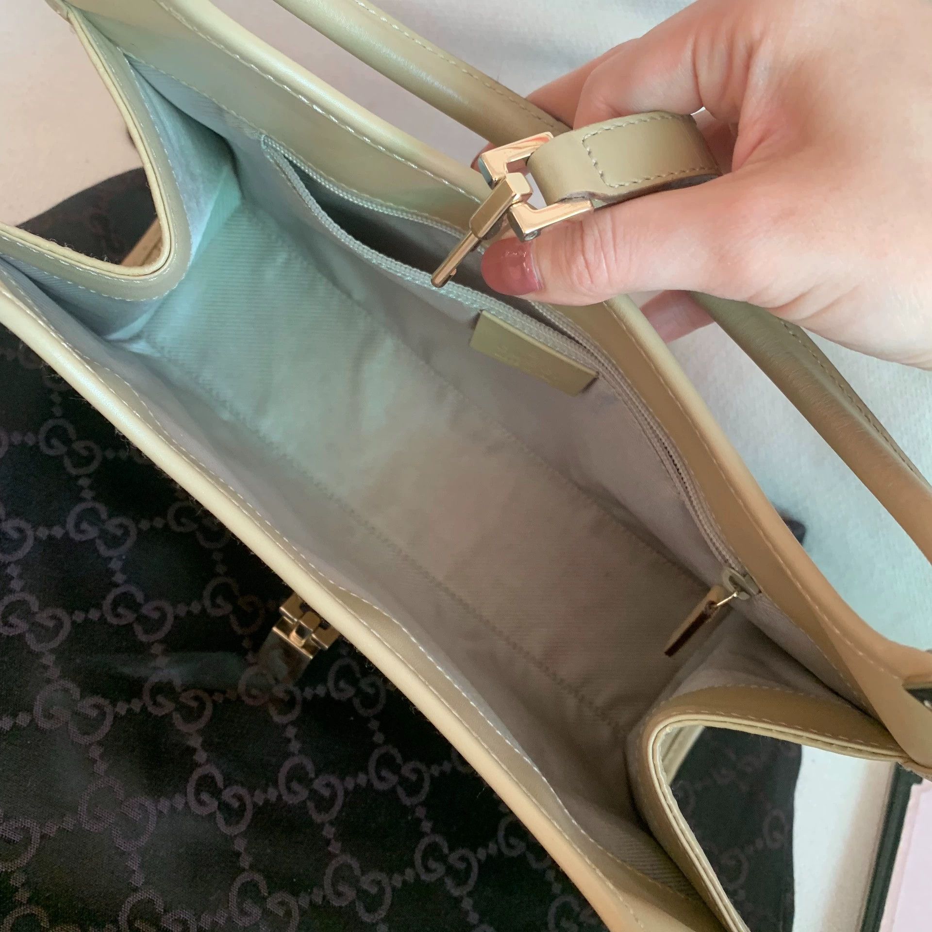 Gucci Gucci Vintage Embossed Taupe Armpit Bag Size ONE SIZE - 7 Thumbnail