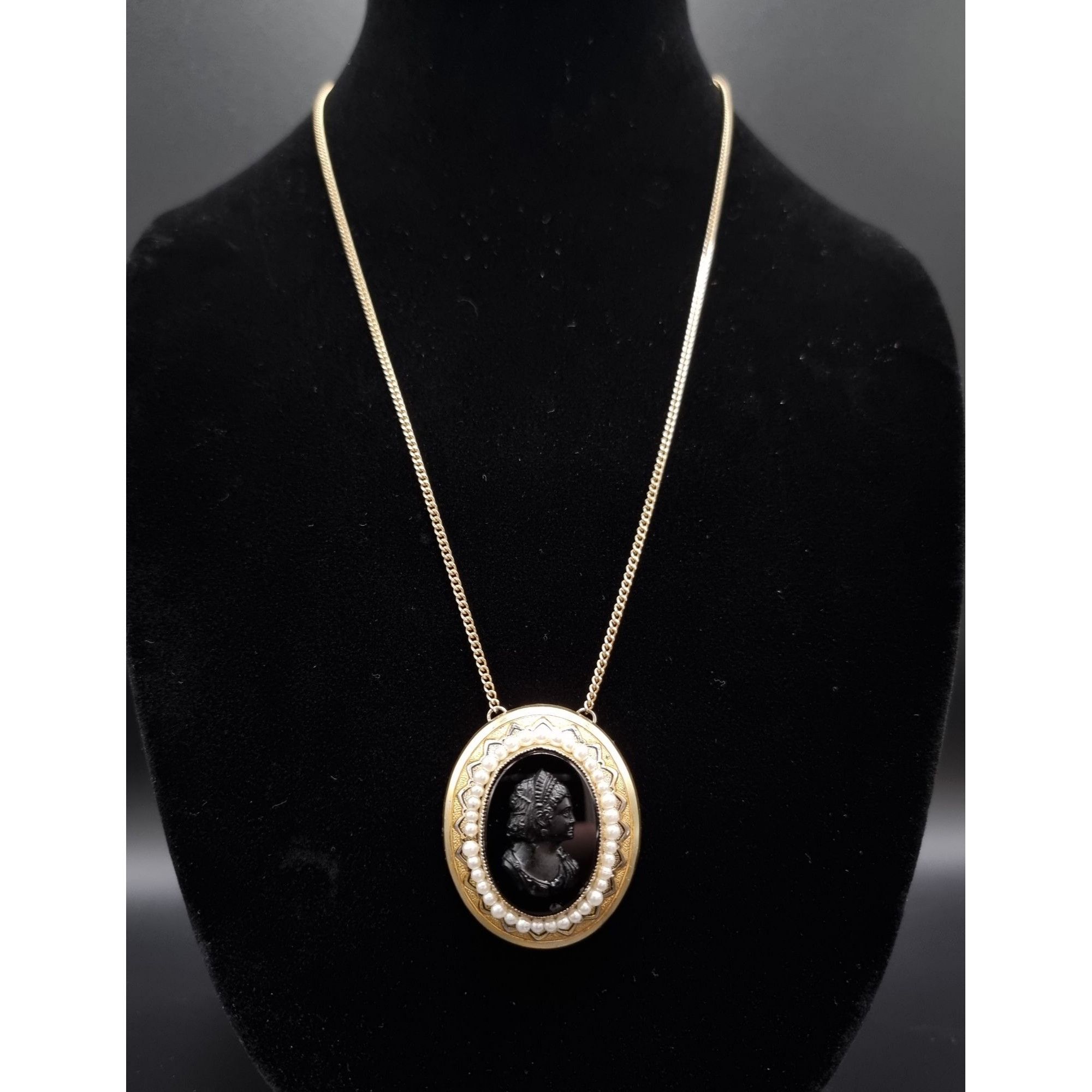 Vintage Vintage 1950s-1960s Gold Black Cameo Necklace With Black Res Size ONE SIZE - 5 Thumbnail