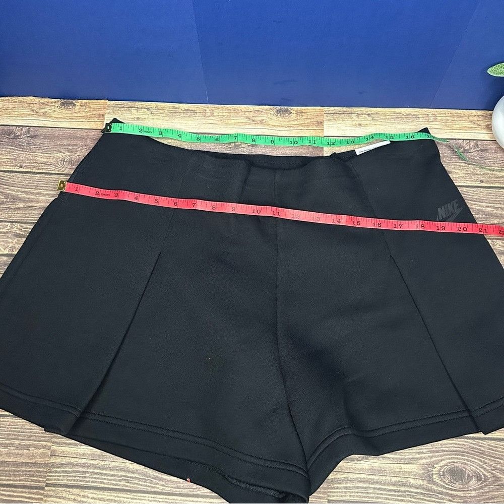 Nike Nike Women's Tech Fleece High Waisted 3” Pleated Shorts NWT Size 38" / US 16 / IT 52 - 5 Thumbnail