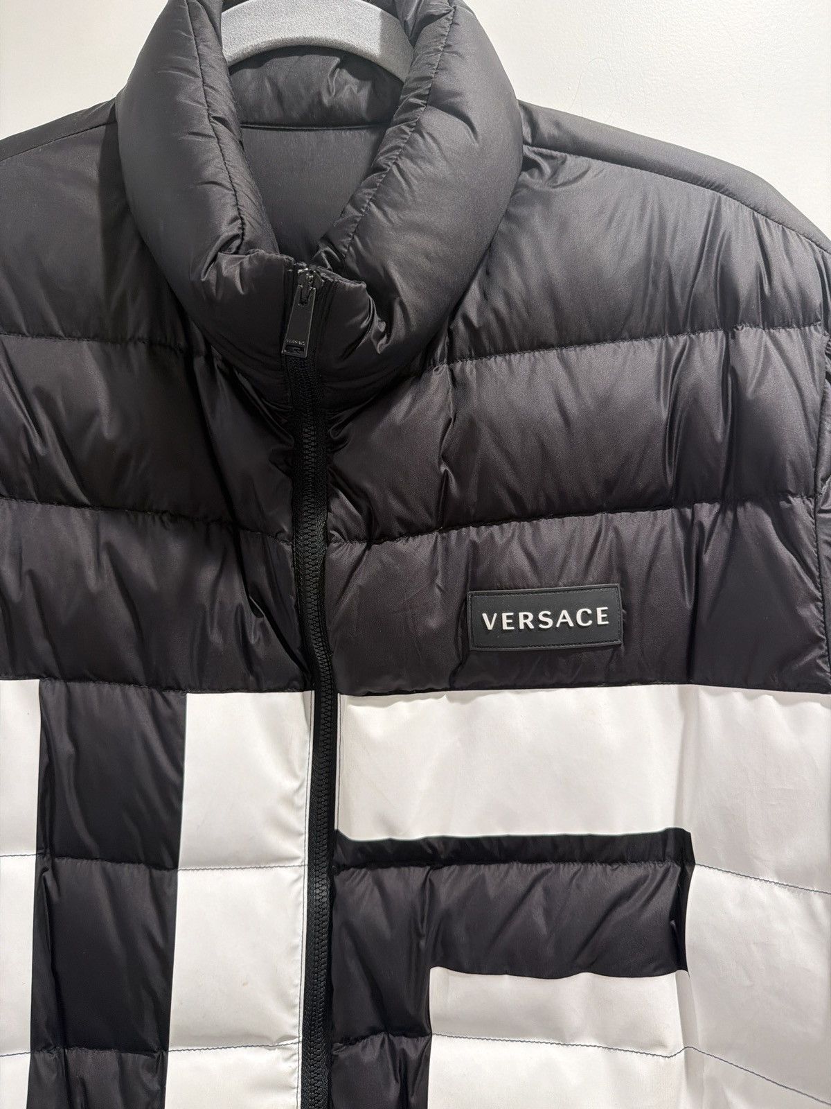 Versace Versace Black White Logo Puffer Jacket – Size 48/M Used Size US M / EU 48-50 / 2 - 4 Thumbnail