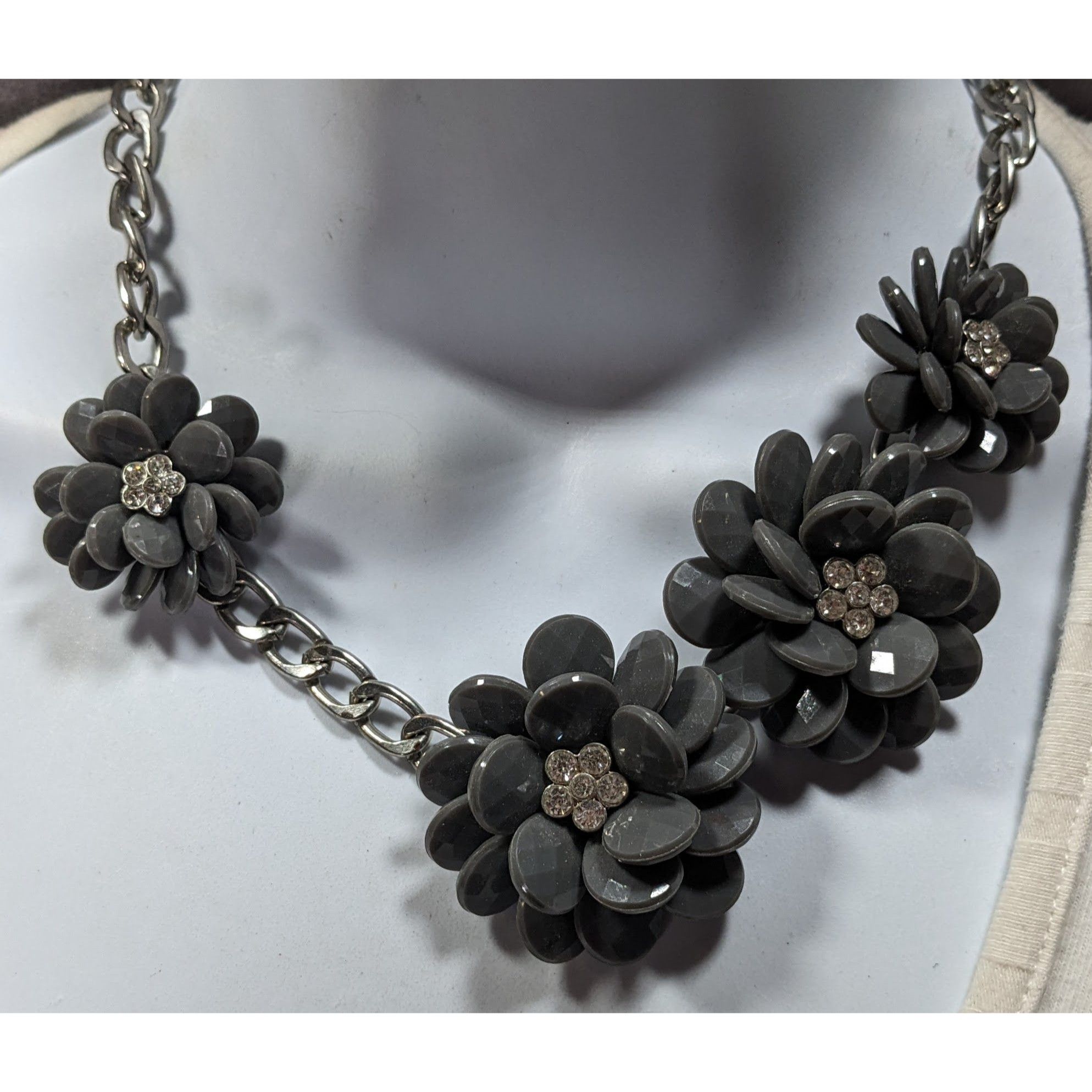 Other Floral Cottagecore Grey And Silver Tone Necklace With Rhines Size ONE SIZE - 2 Thumbnail