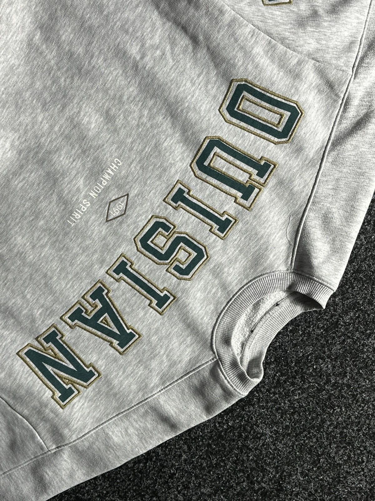 Japanese Brand × Vintage VNTG🚨 Louisiana state sweatshirt big logo boxy y2K USA Size US S / EU 44-46 / 1 - 3 Thumbnail