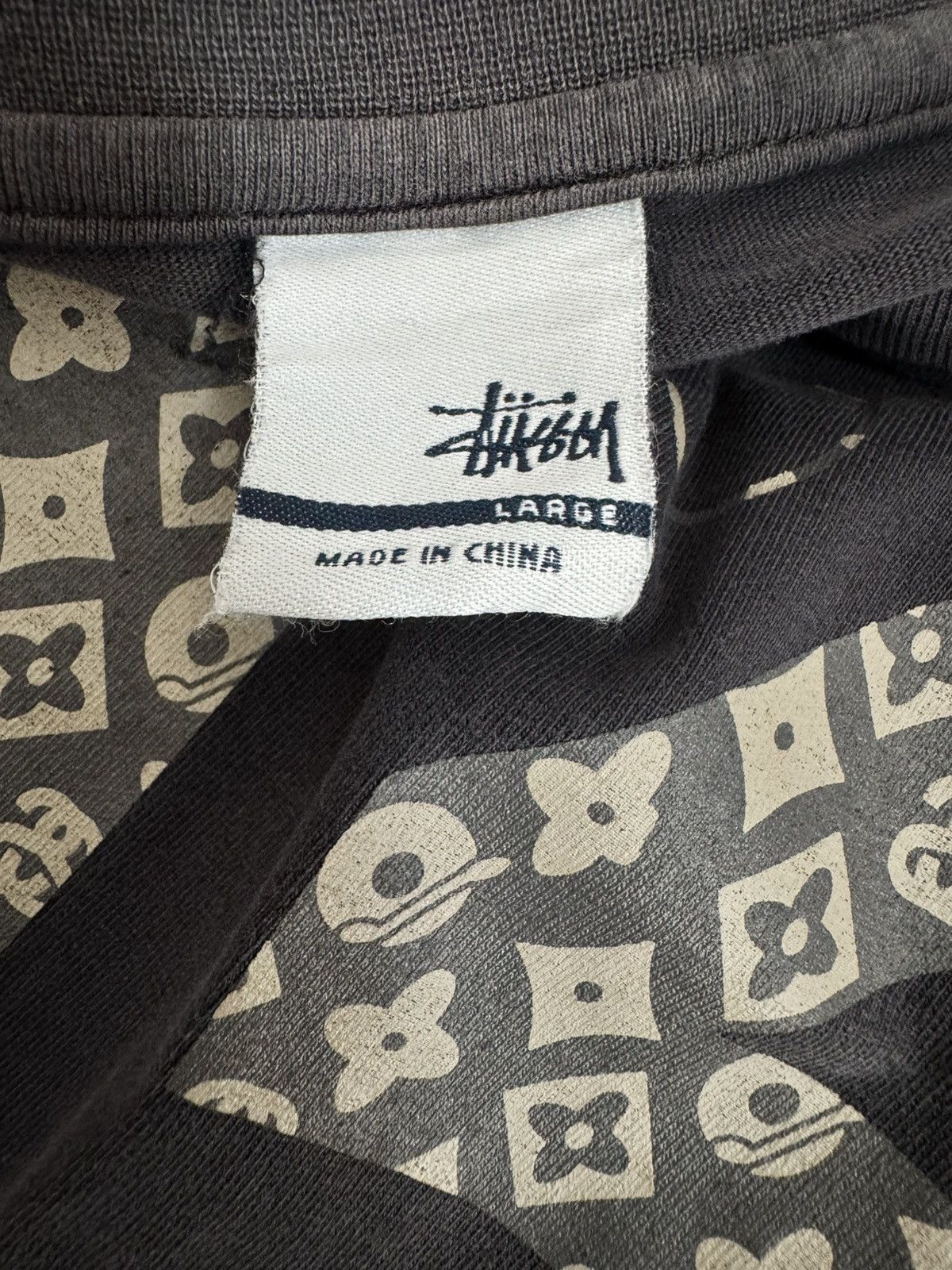 Stussy Vintage Stussy No 4 Monogram LV T-Shirt Size US L / EU 52-54 / 3 - 11 Thumbnail