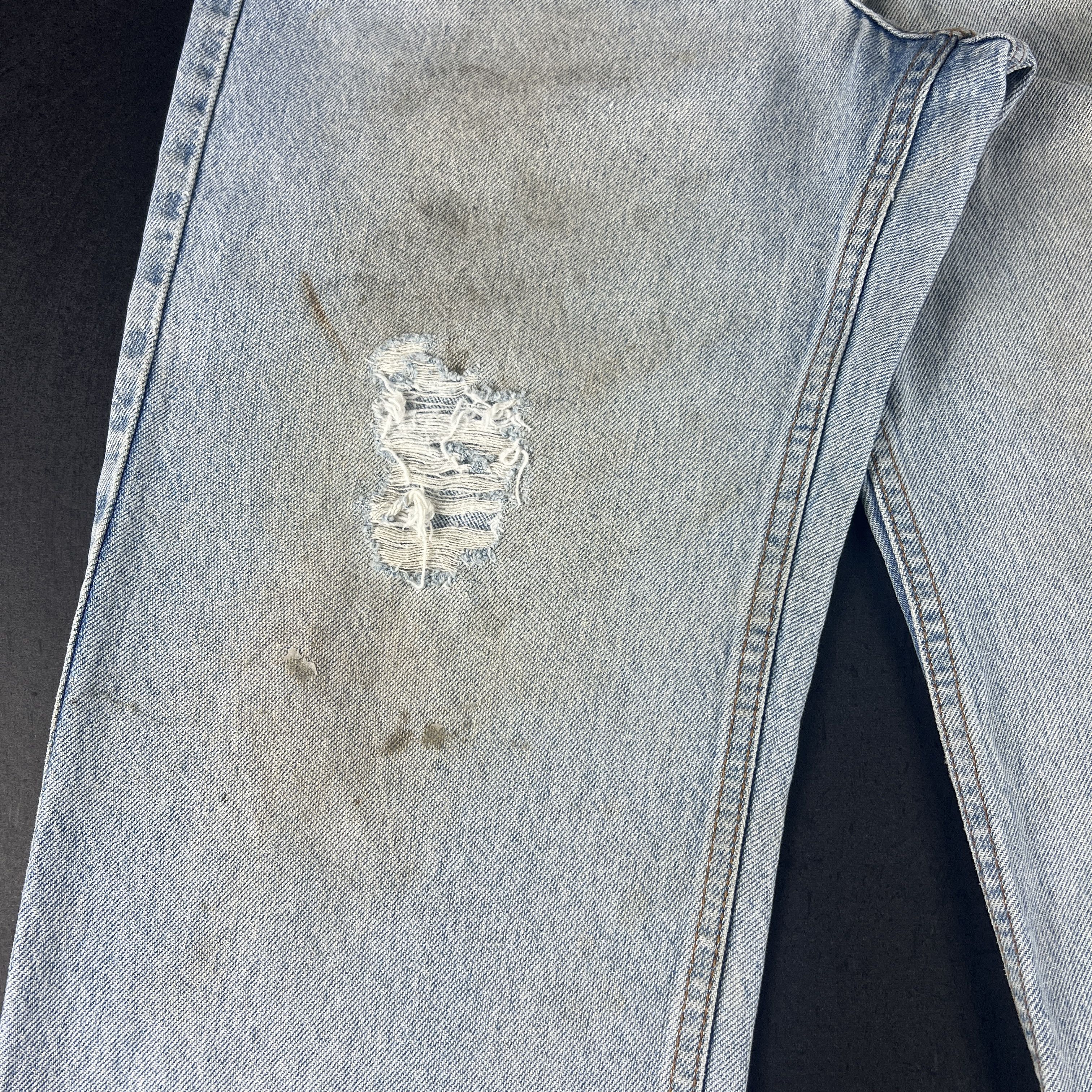 Levi's VTG Levi's Jeans 550 Relaxed Blue Thrashed Denim Orange Tab Size US 33 - 4 Thumbnail